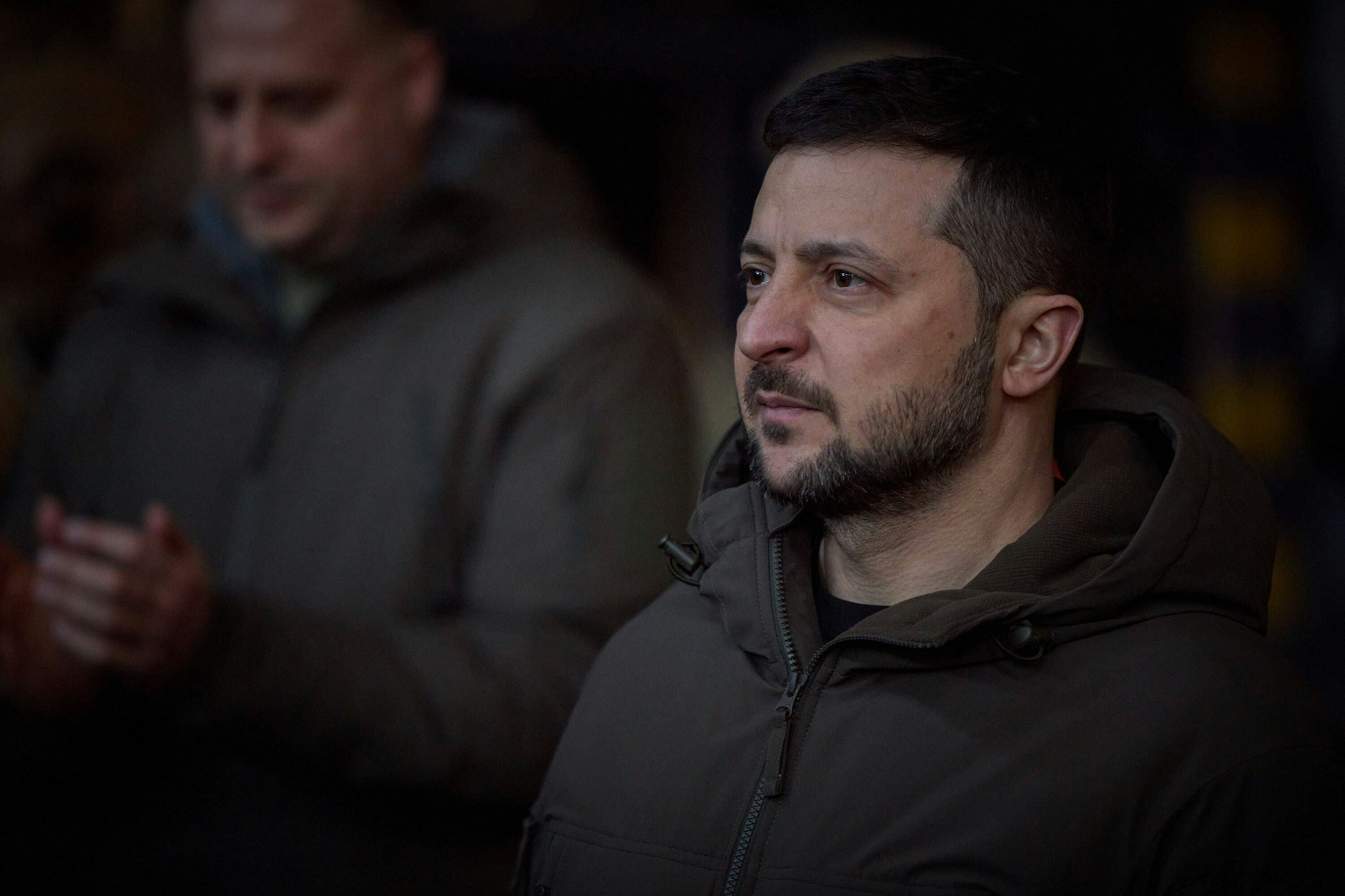 Wolodymyr Selenskyj bei einem Treffen mit ukrainischen Soldaten, die in Bachmut gekämpft haben. Die Stadt ist nach Angaben aus Moskau an die russischen Truppen gefallen.