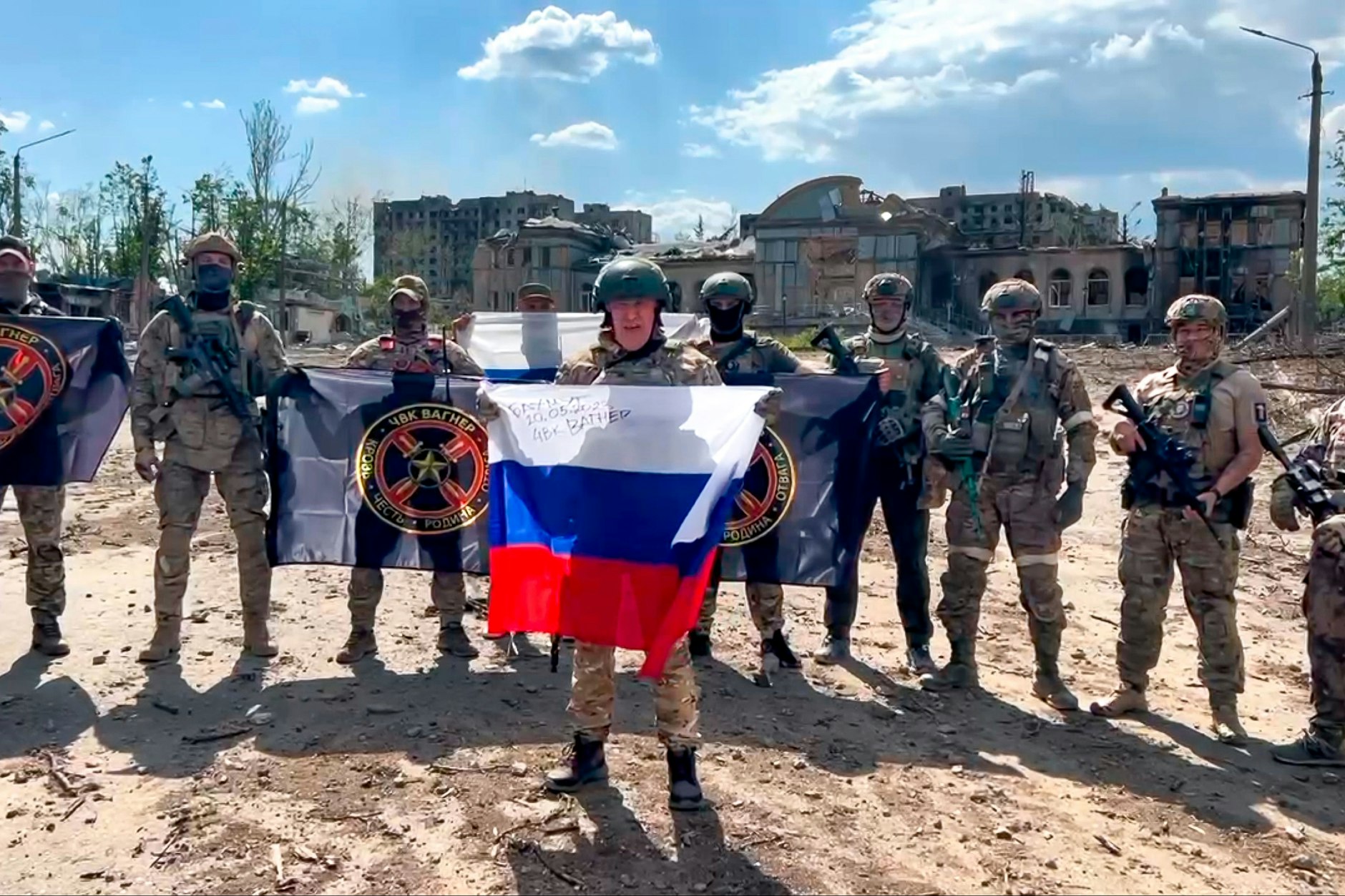 Wagner-Chef Jewgeni Prigoschin mit einer russischen Nationalfahne vor seinen Soldaten.