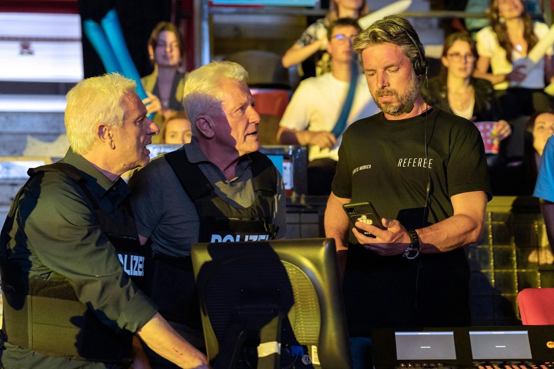 Franz Leitmayr (Udo Wachtveitl, l-r) und Ivo Batic (Miroslav Nemec) zeigen Referee (Danny Rosness) ein Foto. Sie ermitteln in einem Fall, der sie in die Gaming-Szene und auch in die eigenen Reihen führt. 