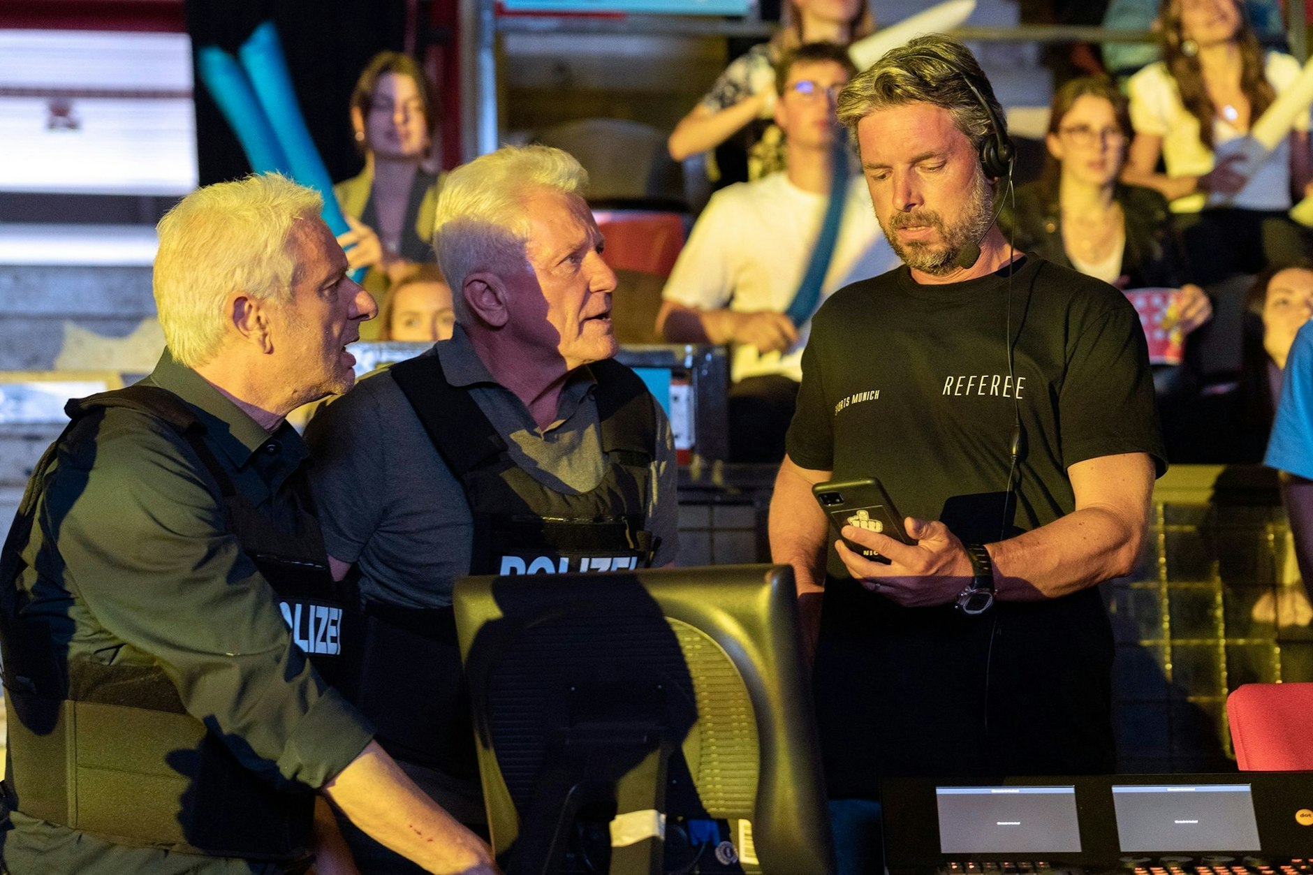 Franz Leitmayr (Udo Wachtveitl, l-r) und Ivo Batic (Miroslav Nemec) zeigen Referee (Danny Rosness) ein Foto. Sie ermitteln in einem Fall, der sie in die Gaming-Szene und auch in die eigenen Reihen führt.&nbsp;