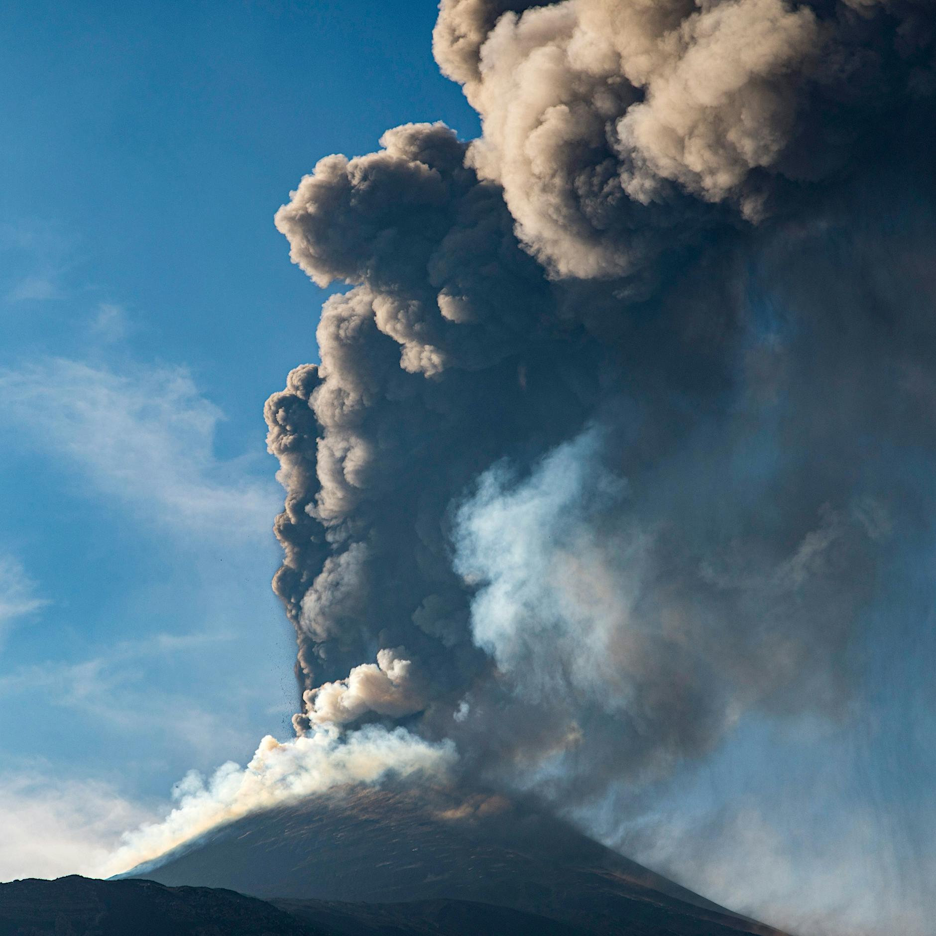 Vulkan Ätna auf Sizilien ausgebrochen – Flugbetrieb ausgesetzt