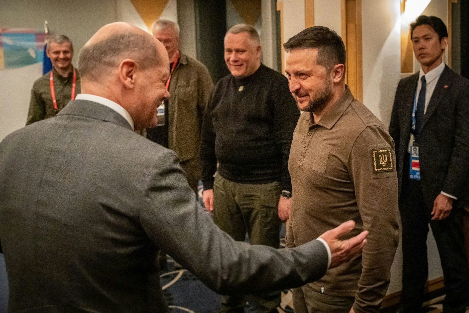 Kanzler Scholz spricht mit dem ukrainischen Präsidenten Selenskyj am Rande des G7-Gipfels.