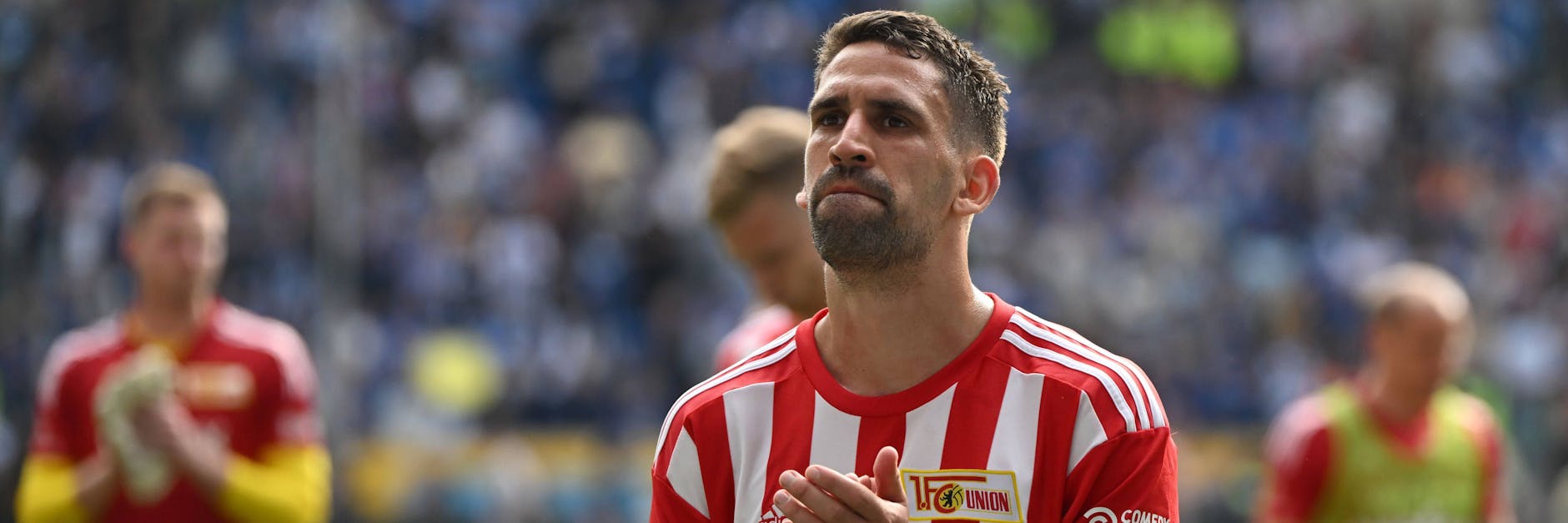 Rani Khedira vom 1. FC Union bedankt sich bei den mitgereisten Fans für die Unterstützung.