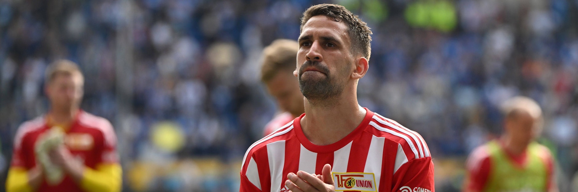 Rani Khedira vom 1. FC Union bedankt sich bei den mitgereisten Fans für die Unterstützung.