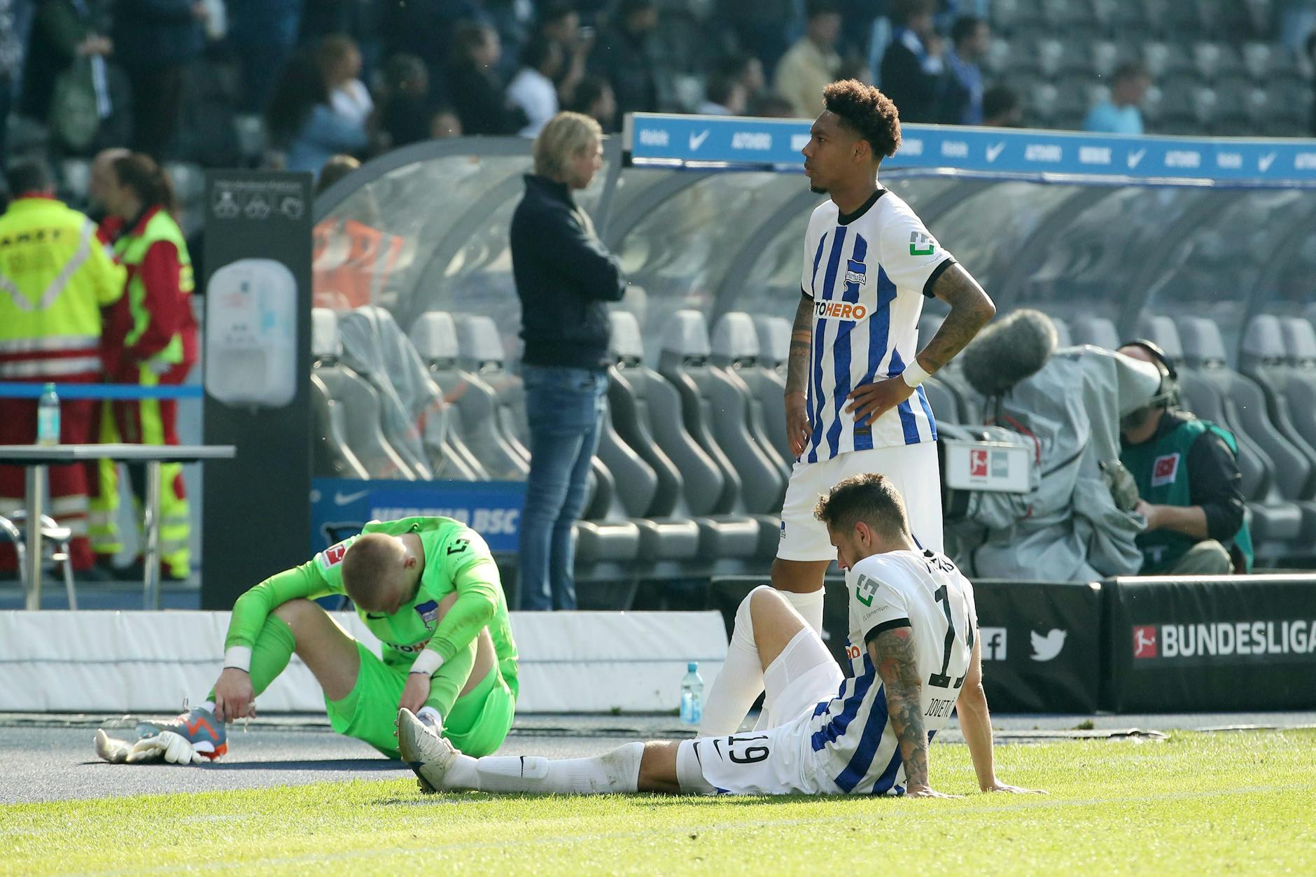 Aus und vorbei! Torwart Oliver Christensen, Stürmer Stevan Jovetic und Mittelfeldspieler Djanga Boetius trauern nach dem 1:1 gegen Bochum. Hertha BSC ist abgestiegen.