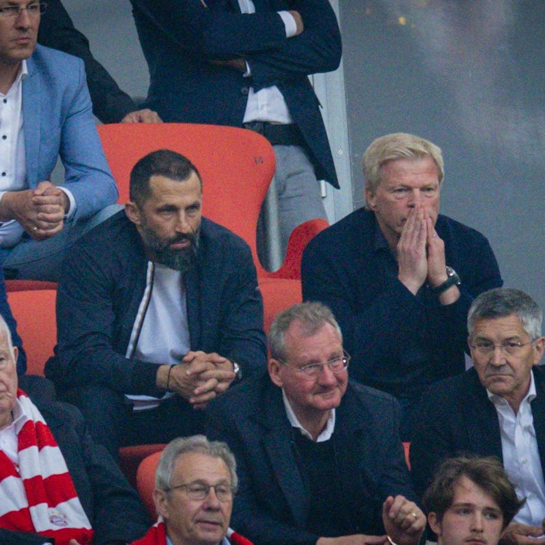 Hasan Salihamidzic und Oliver Kahn können es nicht fassen. 1:3-Heimpleite des FC Bayern gegen RB Leipzig im Titelkampf-Endspurt.