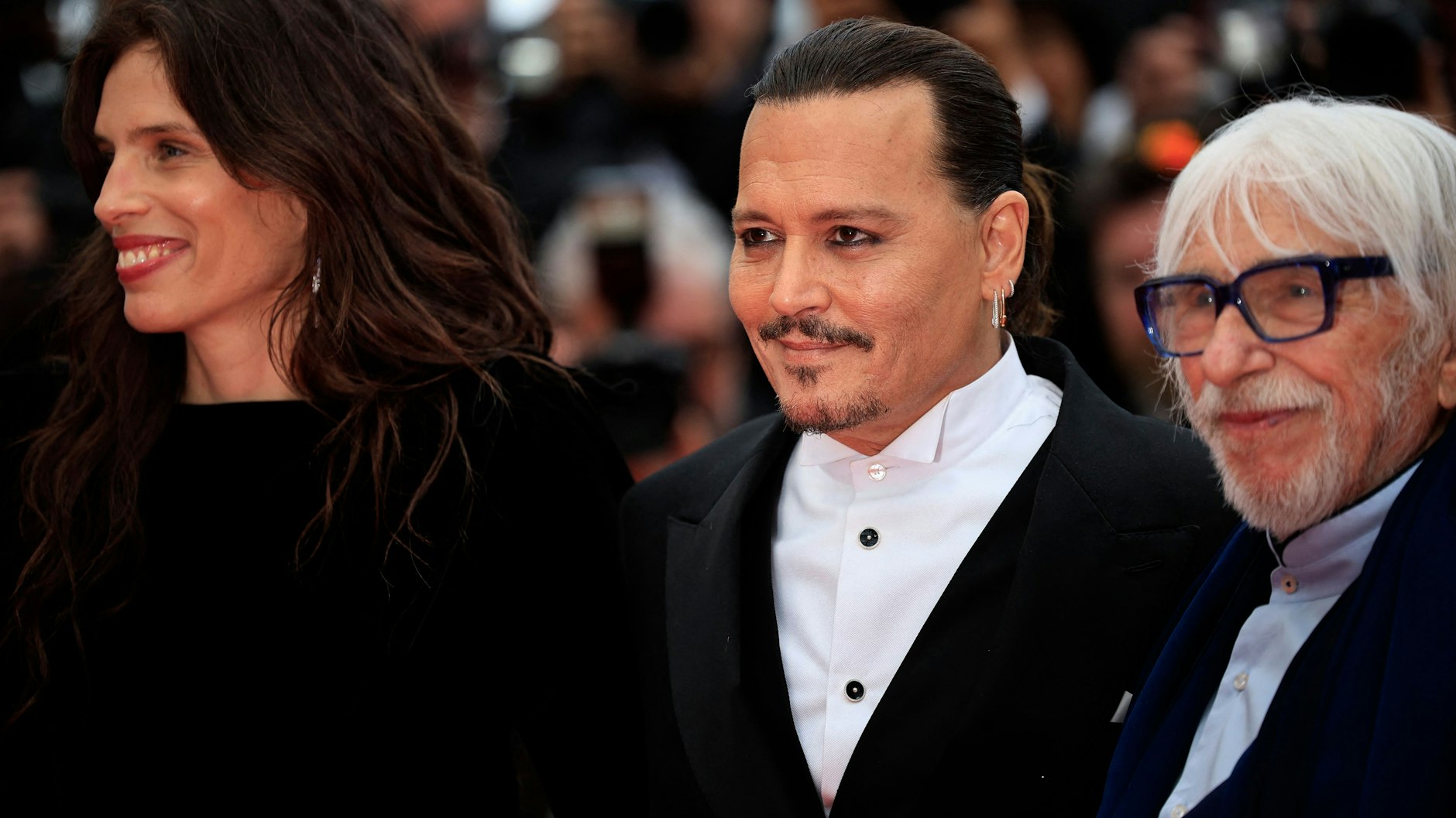 Johnny Depp mit der Schauspielerin und Regisseurin von „Jeanne du Barry“ und dem Schauspieler Pierre Richard bei der Eröffnung der Filmfestspiele in Cannes am 16. Mai.&nbsp;