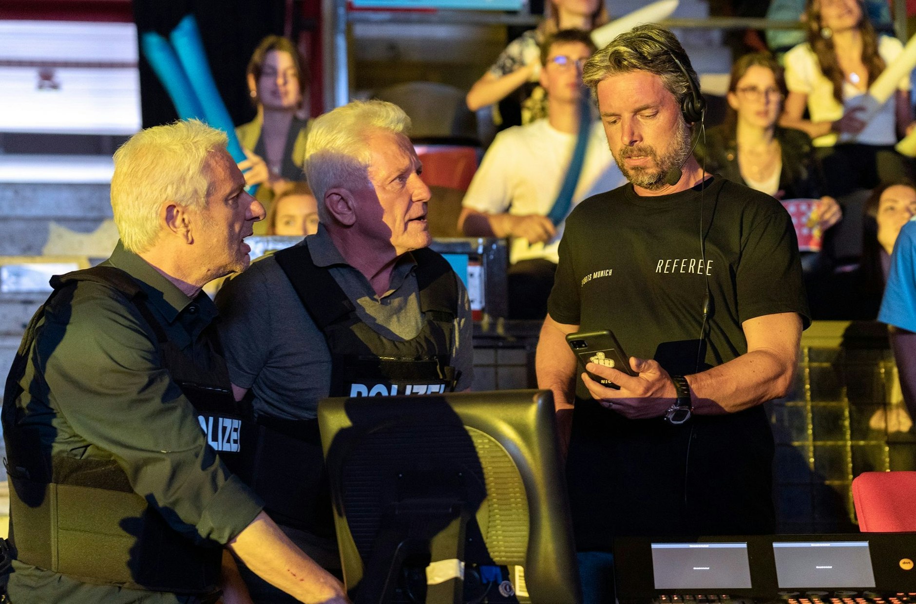 HANDOUT - Franz Leitmayr (Udo Wachtveitl, l-r) und Ivo Batic (Miroslav Nemec) zeigen Referee (Danny Rosness) ein Foto.  