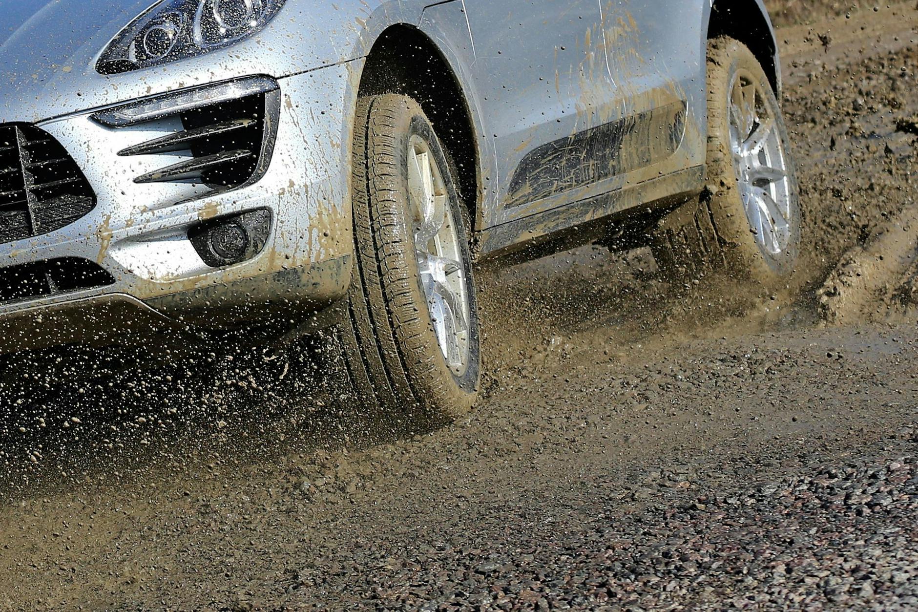 Ein Allrad-Porsche auf der Teststrecke. Im wahren Leben dient er wohl eher als Eltern-Taxi zur Grundschule oder als Renommier-Vehikel auf glattem Asphalt.