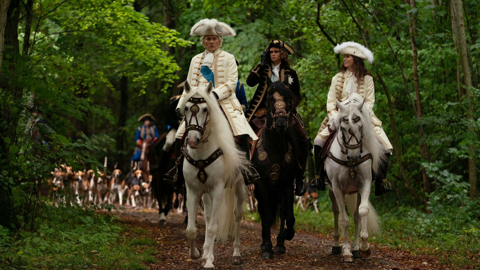 Johnny Depp (l.) als König Ludwig XV., französisch Louis XV, und Maïwenn als Jeanne du Barry in einer Szene aus „Jeanne du Barry“.