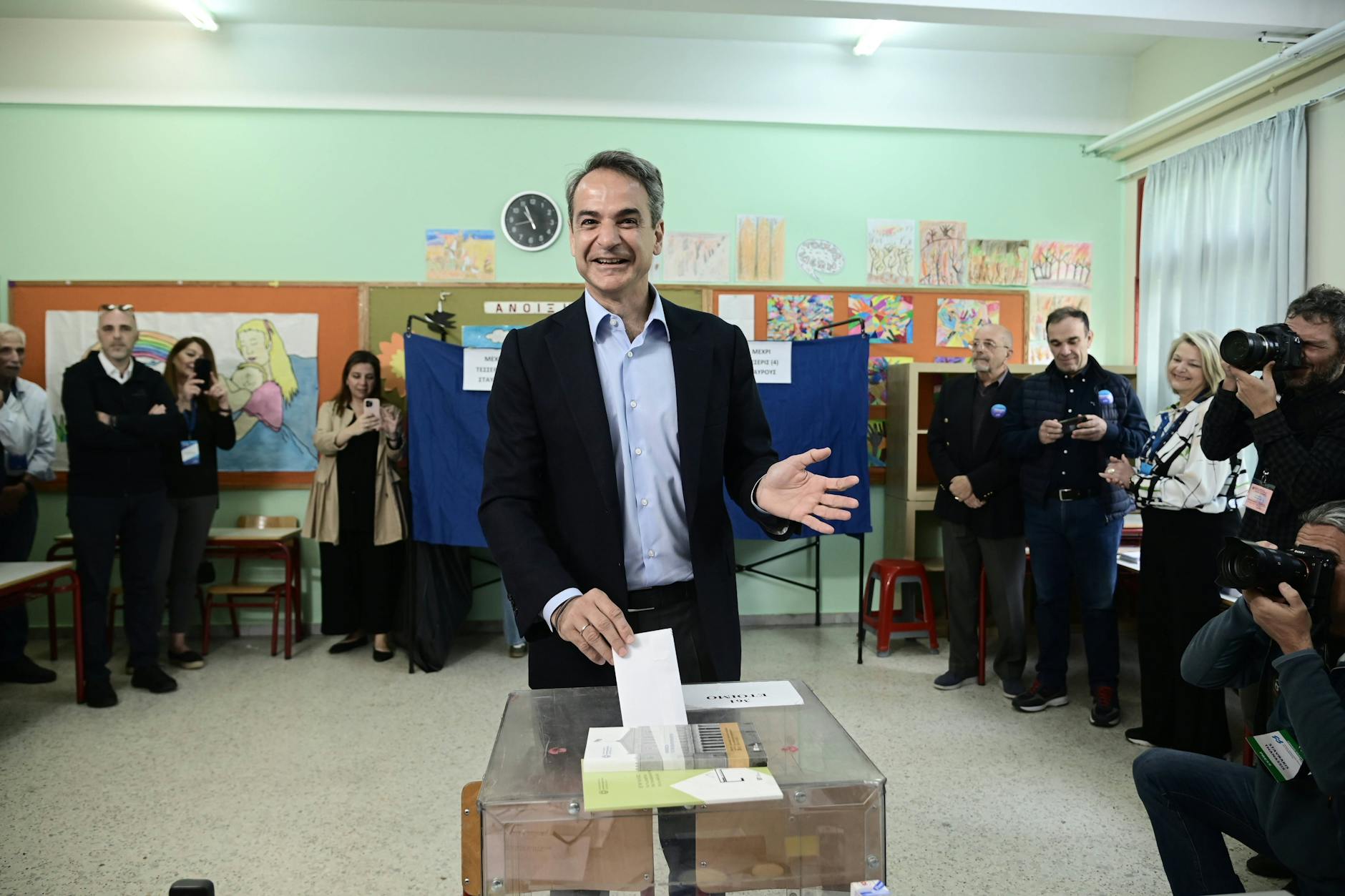 Der amtierende Premierminister Kyriakos Mitsotakis bei der Abgabe seines Stimmzettels.