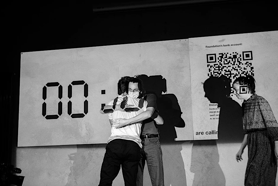 Der belarussische Künstler Igor Shugaleev (M.) bedankt sich nach der Performance bei den Zuschauern.