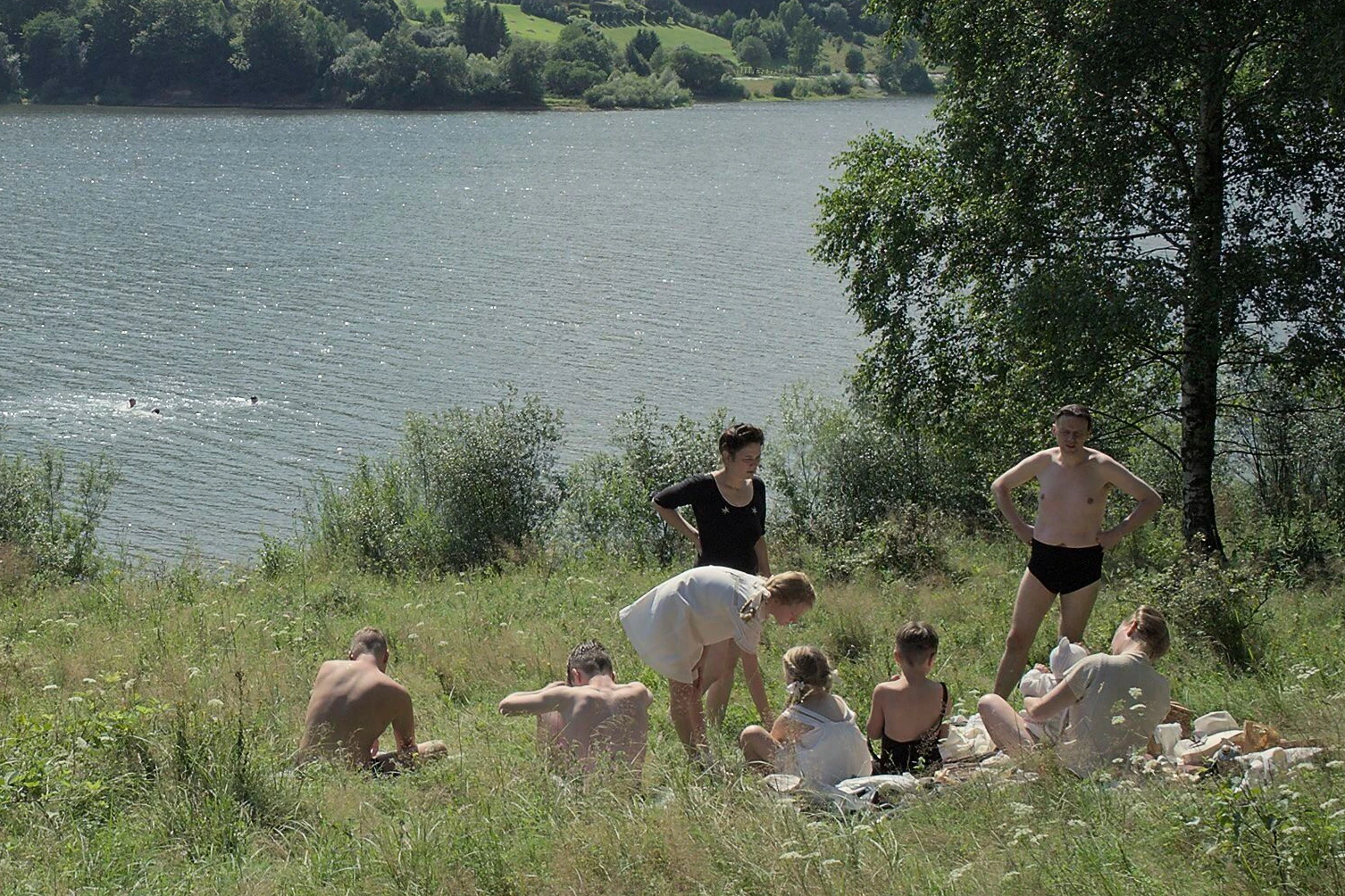 Die Familie Höss und Freunde genießen die Sommerfrische in der Nachbarschaft zum Vernichtungslager Auschwitz, Filmstill aus „The Zone of Interest“.
