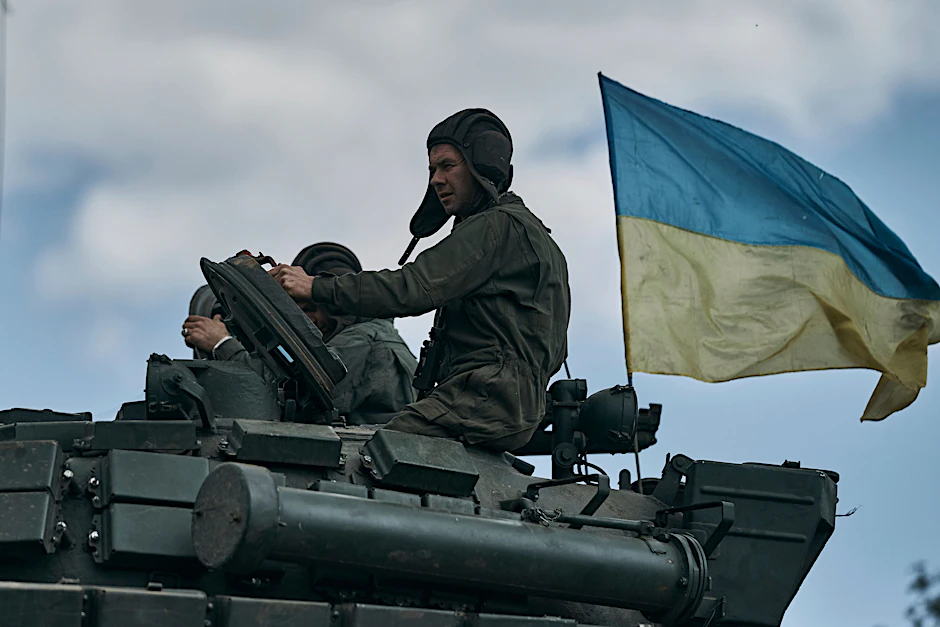 Ukrainische Soldaten fahren mit einem Panzer in der Nähe von Bachmut.