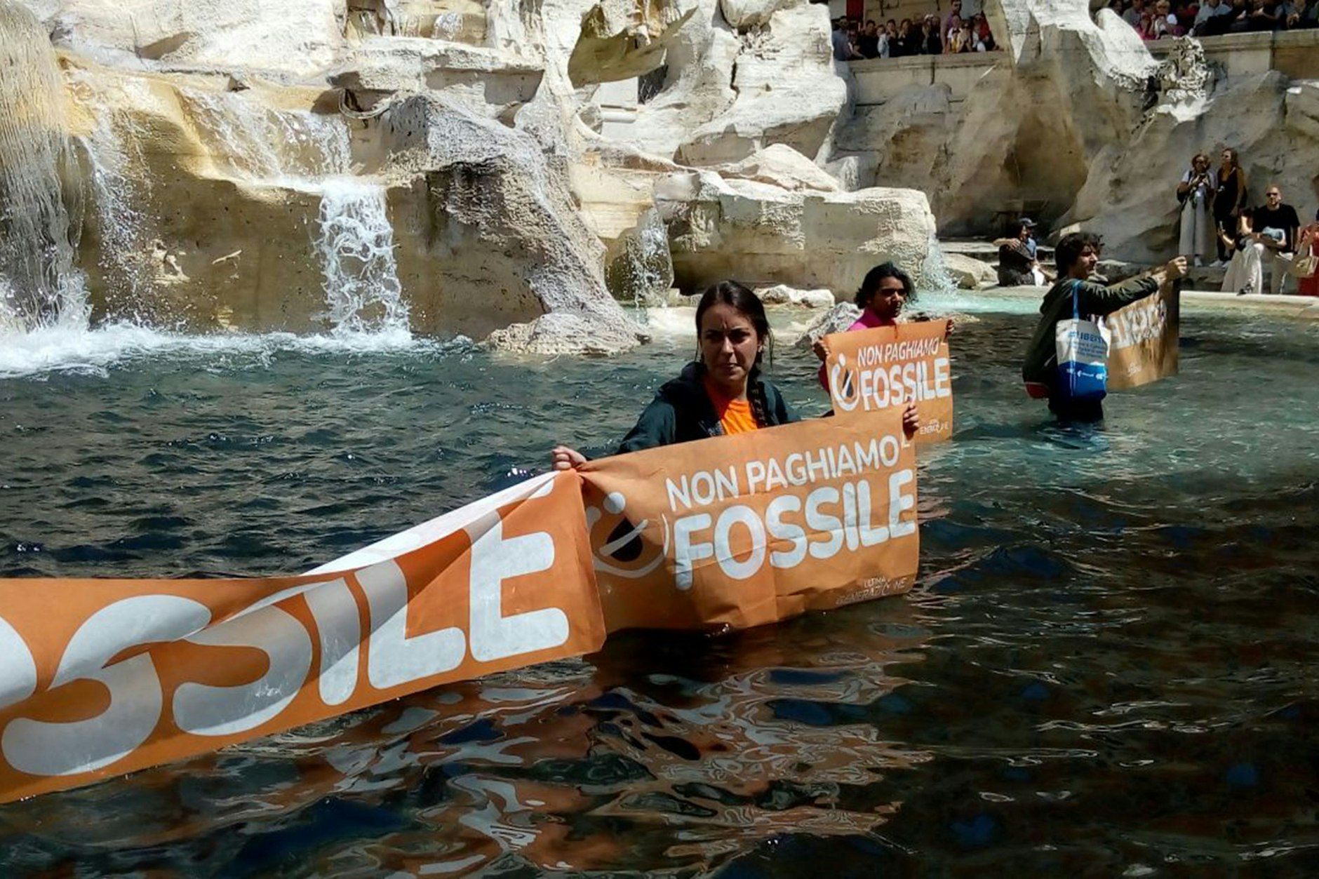Die Aktivisten kippten mit Wasser verdünnte Holzkohle in den Brunnen.