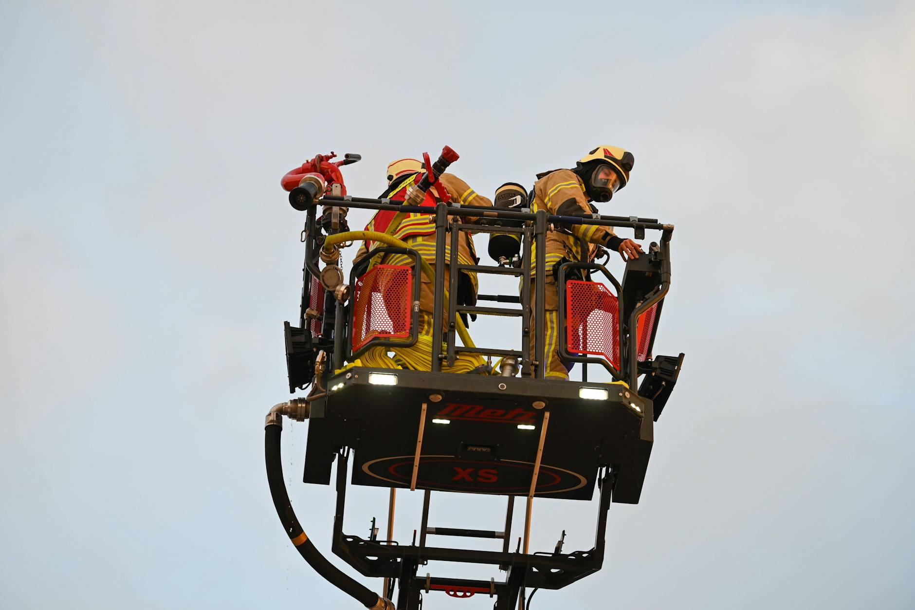 Berliner Feuerwehrleute auf einer herkömmlichen Drehleiter