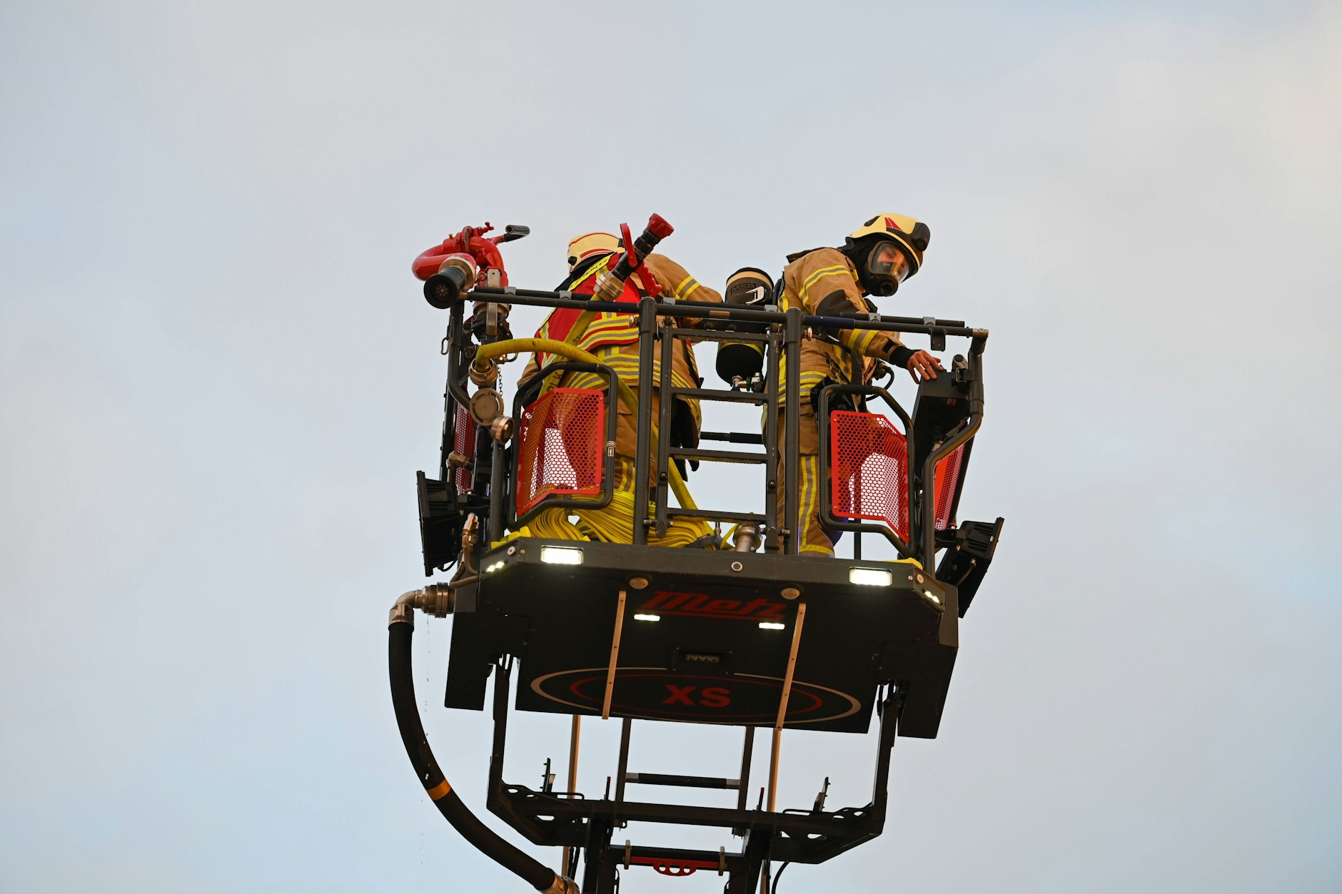 Berliner Feuerwehrleute auf einer herkömmlichen Drehleiter