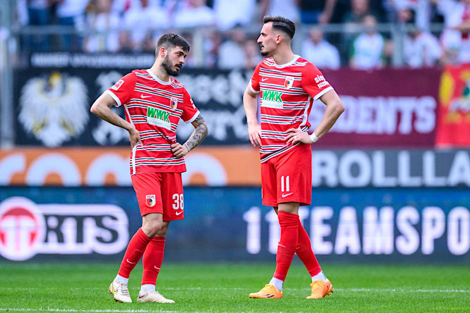 Unzufrieden nach dem Spiel: Augsburgs David Colina (l) und Mergim Berisha.  