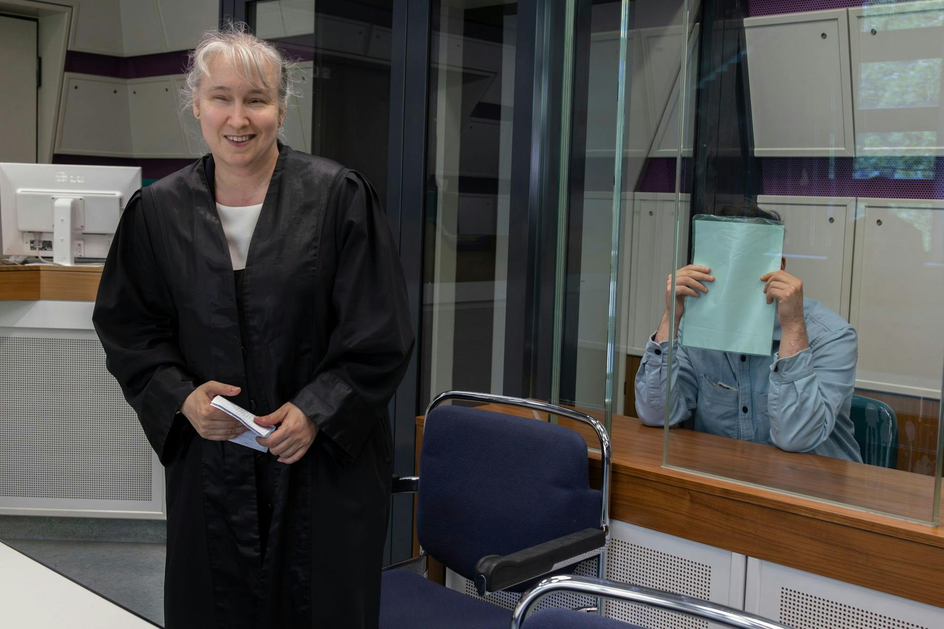 Der Beschuldigte Savvas V. mit seiner Anwältin Pamela Pabst