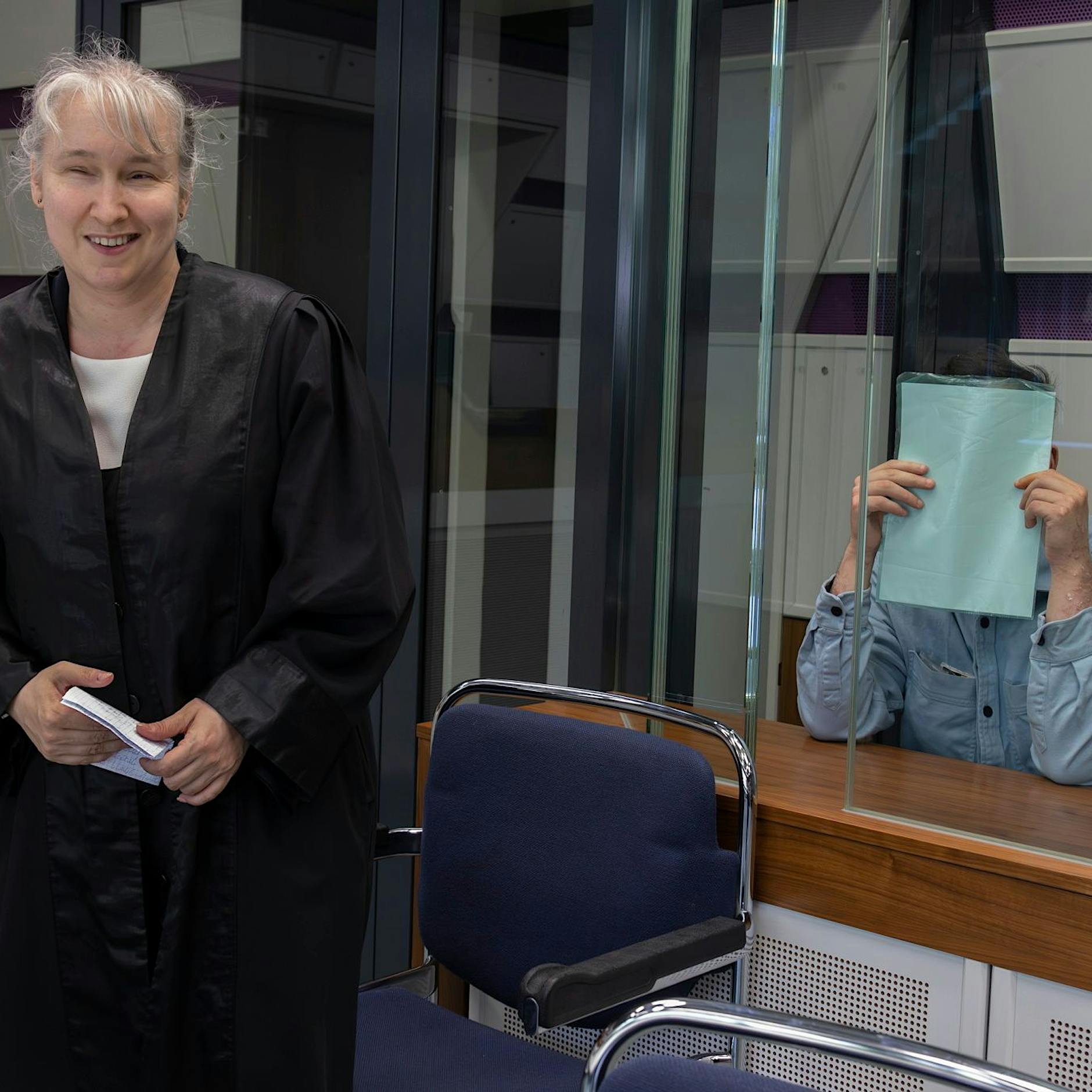 25-Jähriger vor Gericht: Er schlug eine Richterin bewusstlos und riss ihr Haare aus