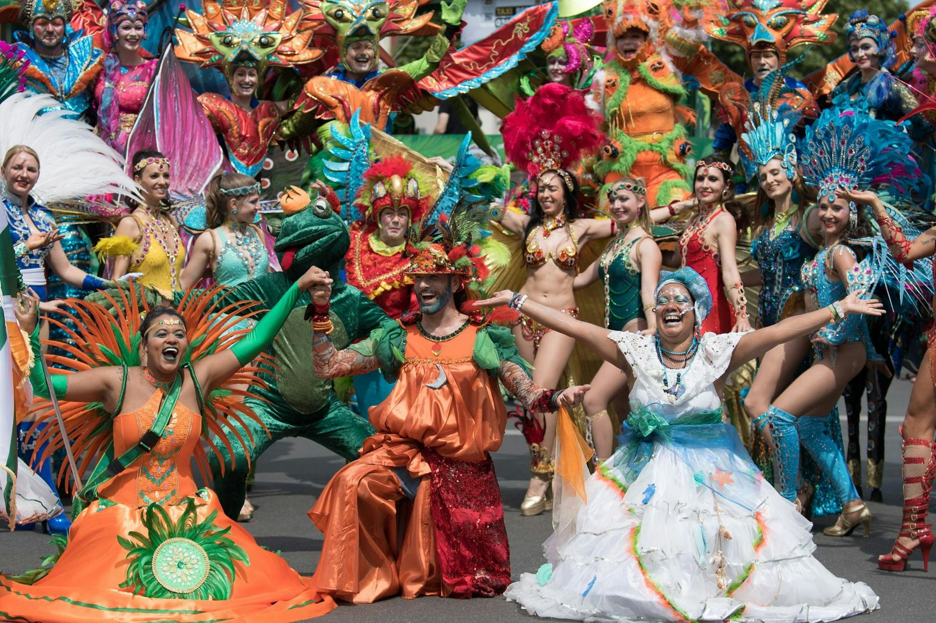 Berlin: Eine Tanzgruppe nimmt am Umzug zum Karneval der Kulturen teil. Nach drei Absagen findet das Kulturfest wieder statt.