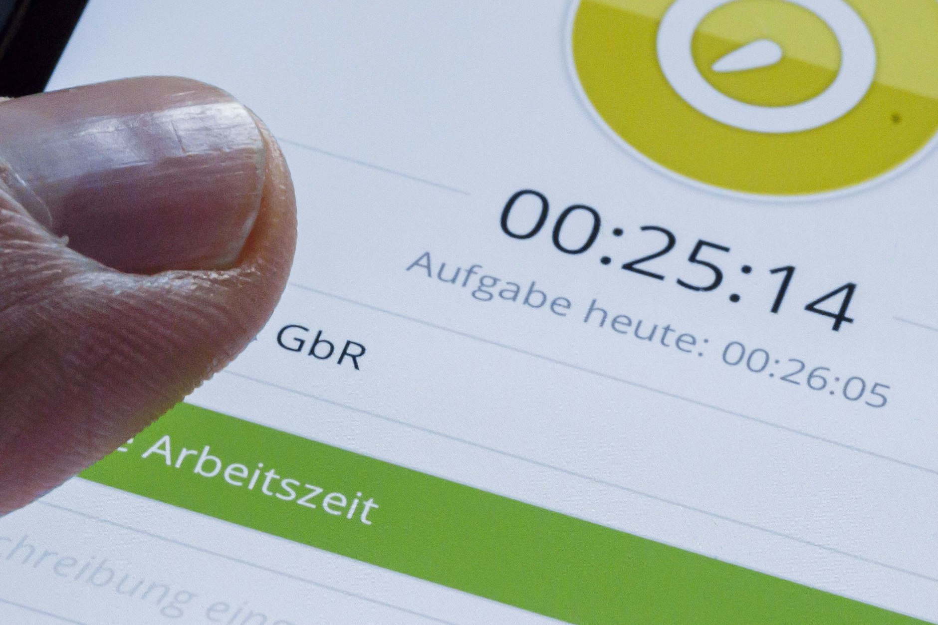 Mithilfe einer App wird auf einem Smartphone die Arbeitszeit des Arbeitnehmers erfasst.