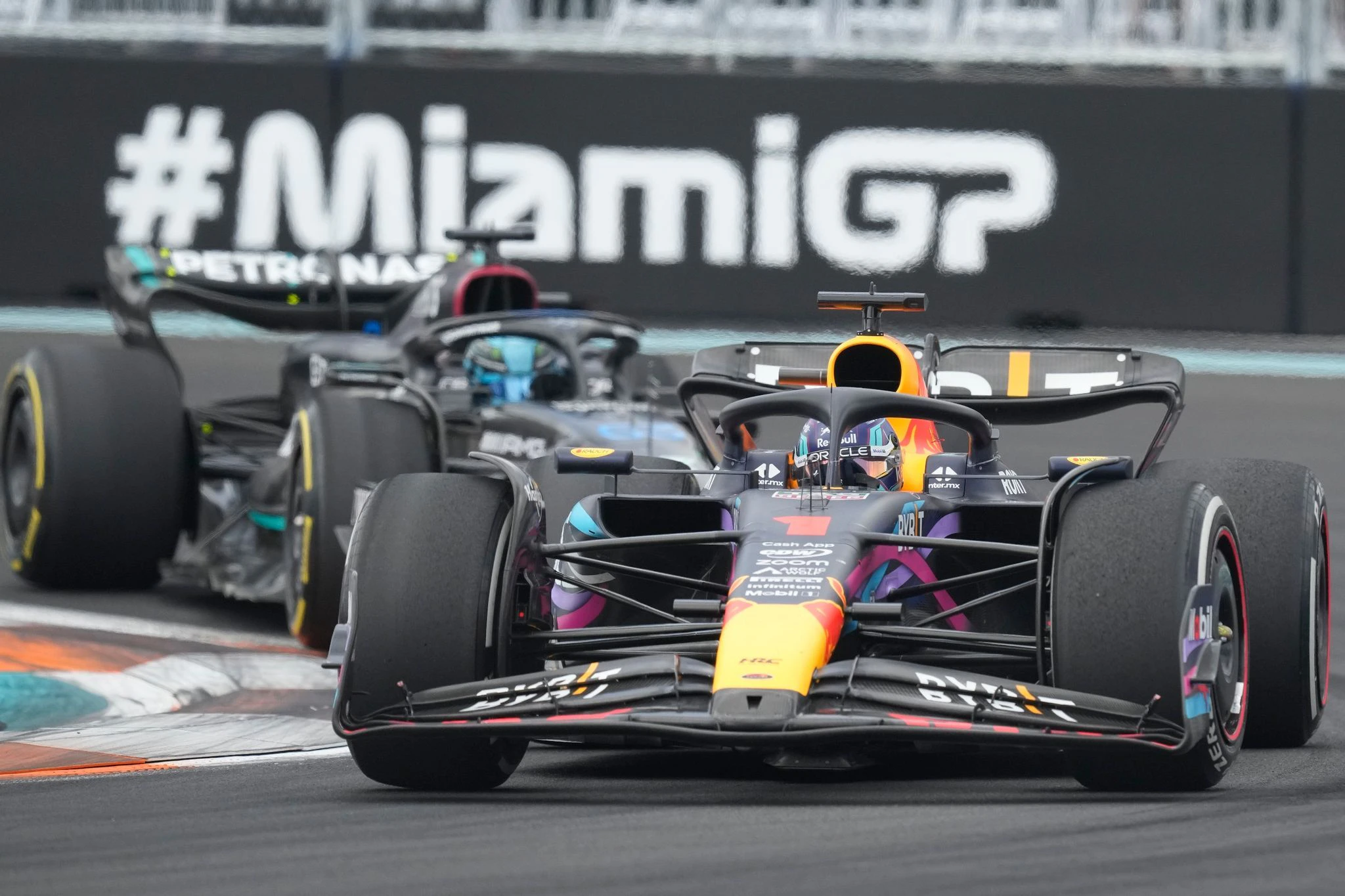dpatopbilder - Max Verstappen (vorne) fuhr in Miami zu seinem dritten Grand-Prix-Sieg der laufenden Saison.  