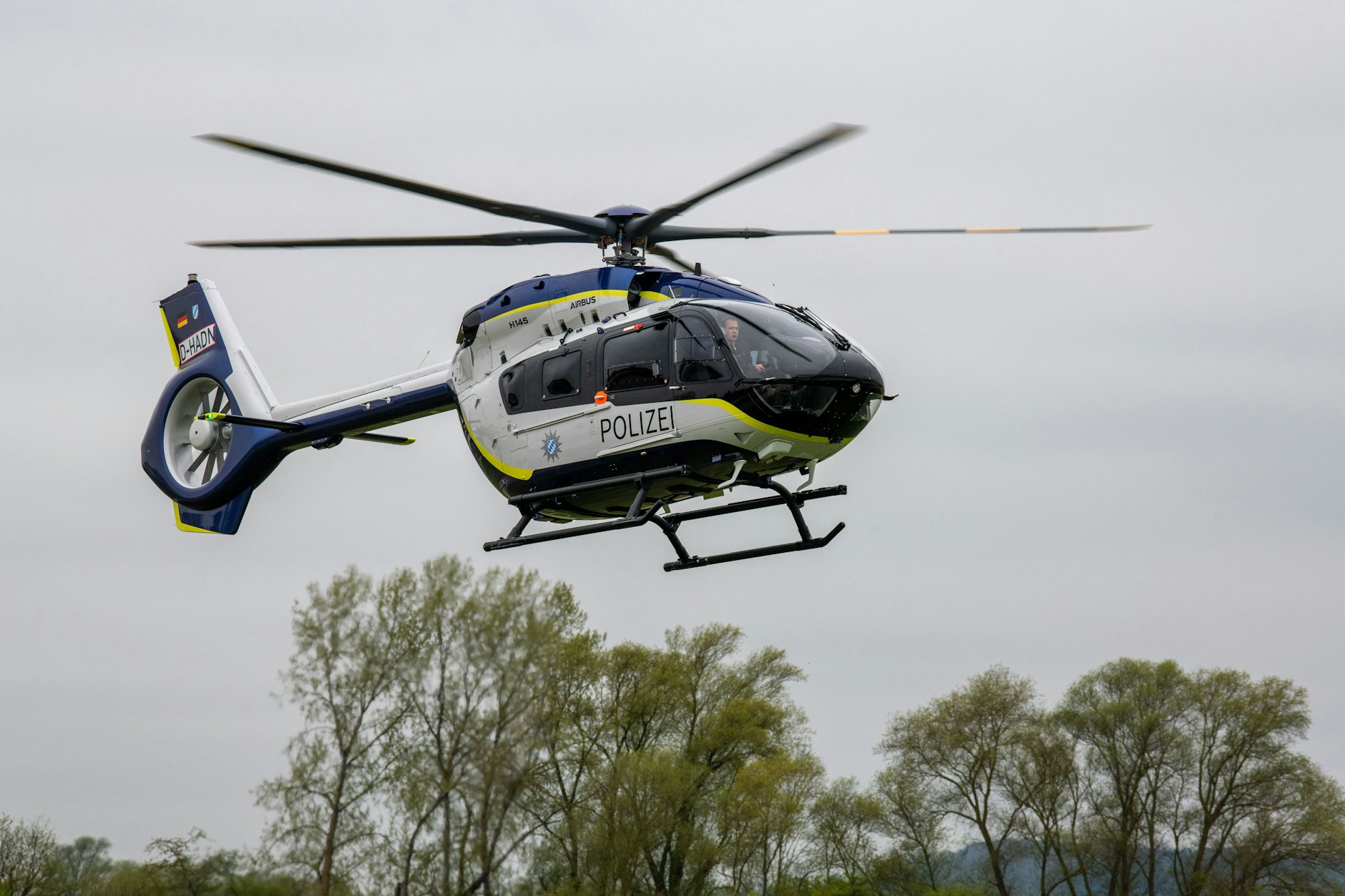 Ein Polizeihubschrauber in der Luft. Auch Hubschrauber kamen bei der Suche nach den beiden vermissten Männern zum Einsatz.