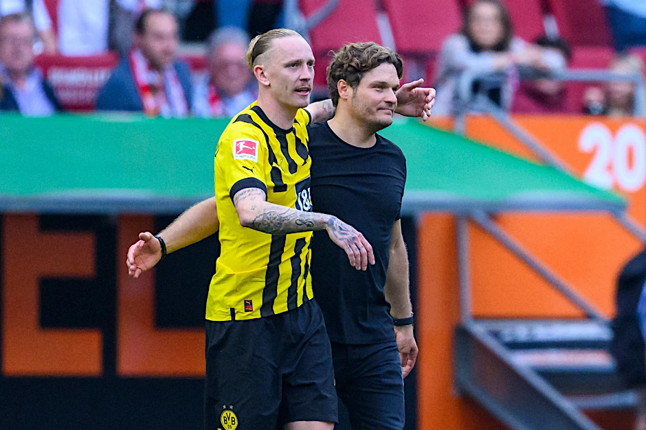 Dortmunds Trainer Edin Terzic (r) will sich noch nicht zum Titelgewinn gratulieren lassen.  