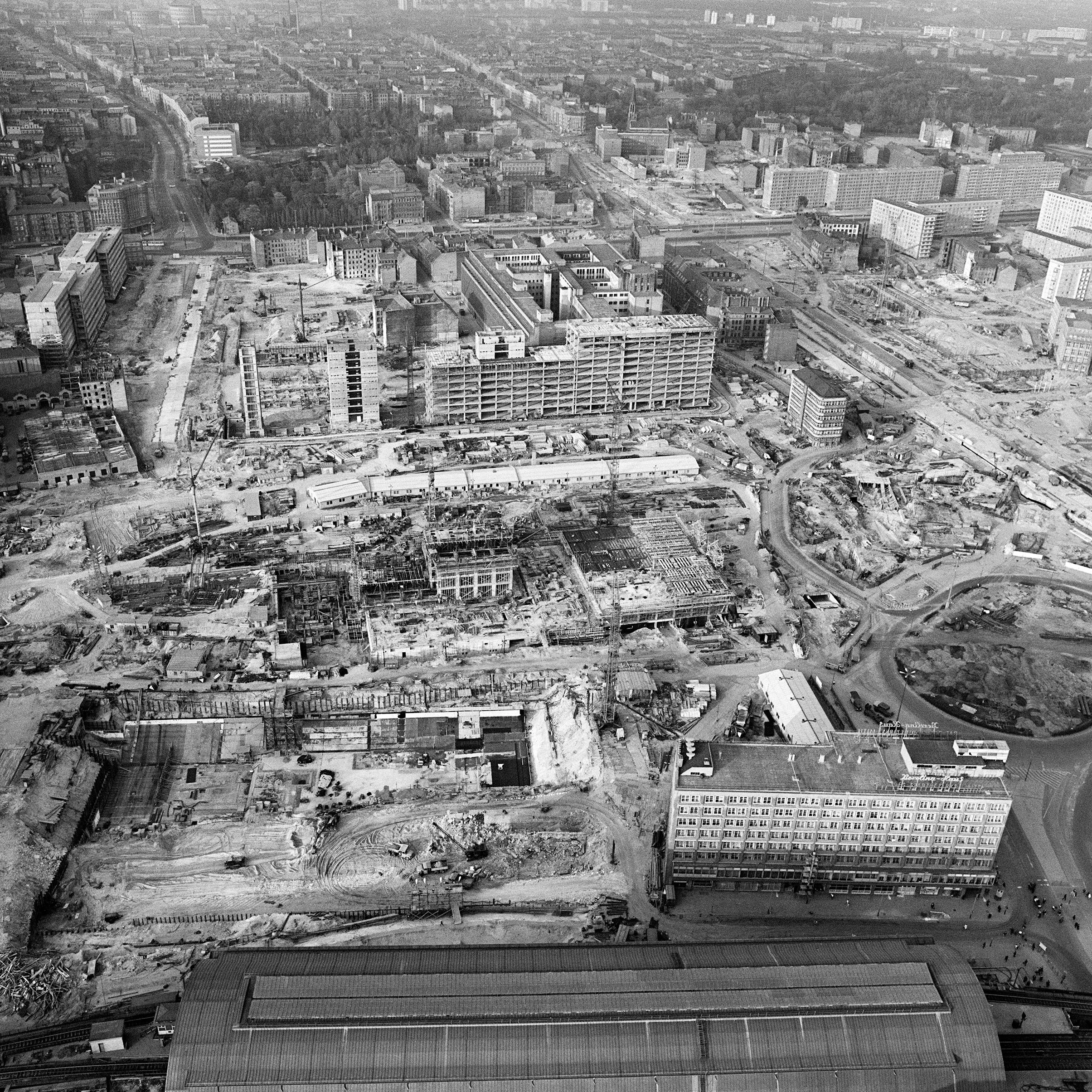 Eine gigantische Baustelle: der Alexanderplatz, vom Fernsehturm aus gesehen im Jahr 1967