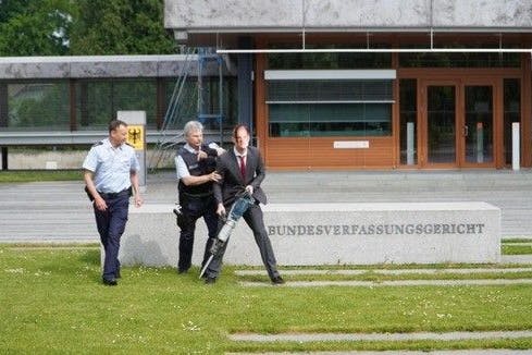 Klimaaktivisten der Letzten Generation wurden vor dem Bundesverfassungsgericht in Karlsruhe festgenommen.