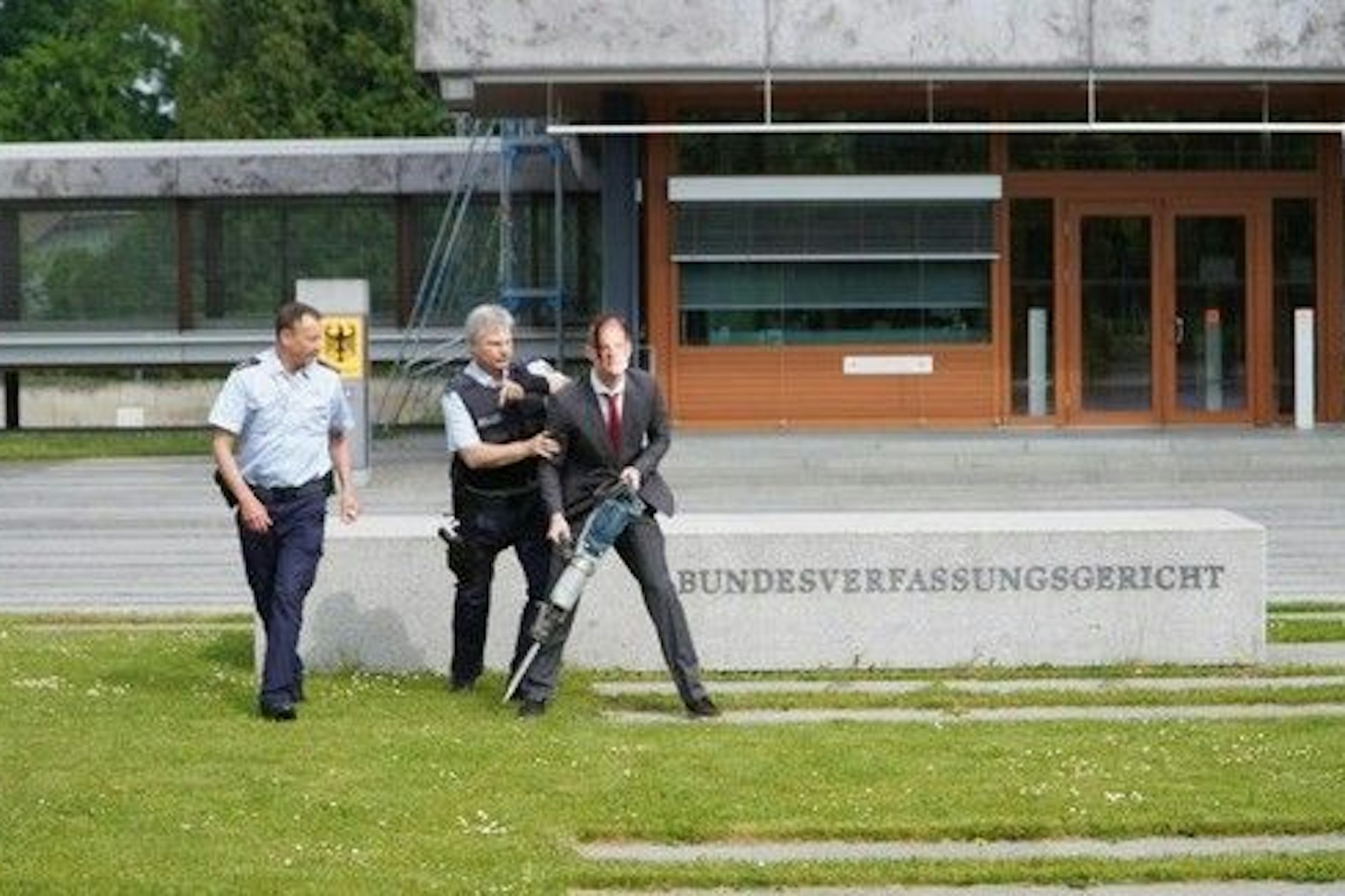 Klimaaktivisten der Letzten Generation wurden vor dem Bundesverfassungsgericht in Karlsruhe festgenommen.