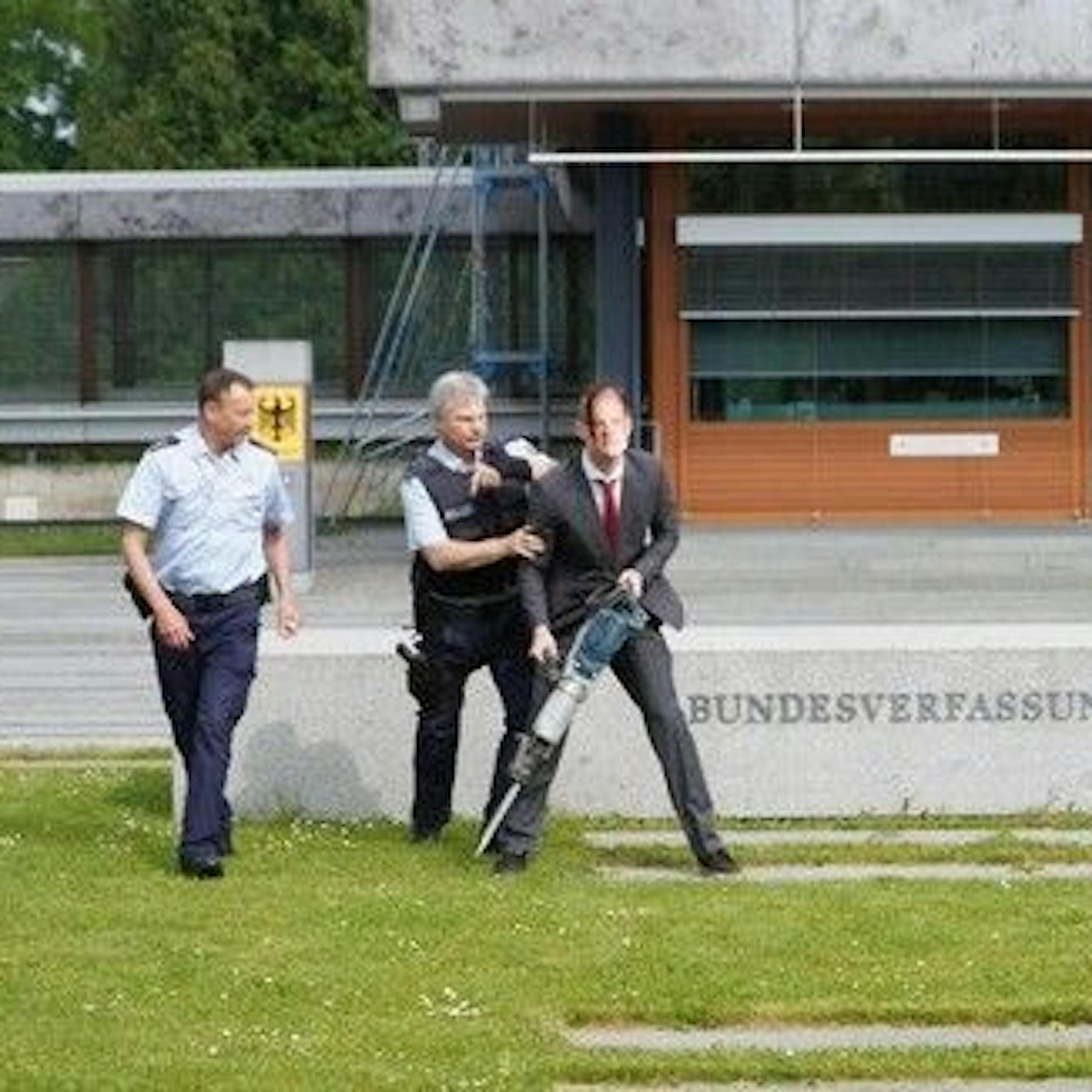 Letzte Generation mit Presslufthammer vor Bundesverfassungsgericht – Festnahme