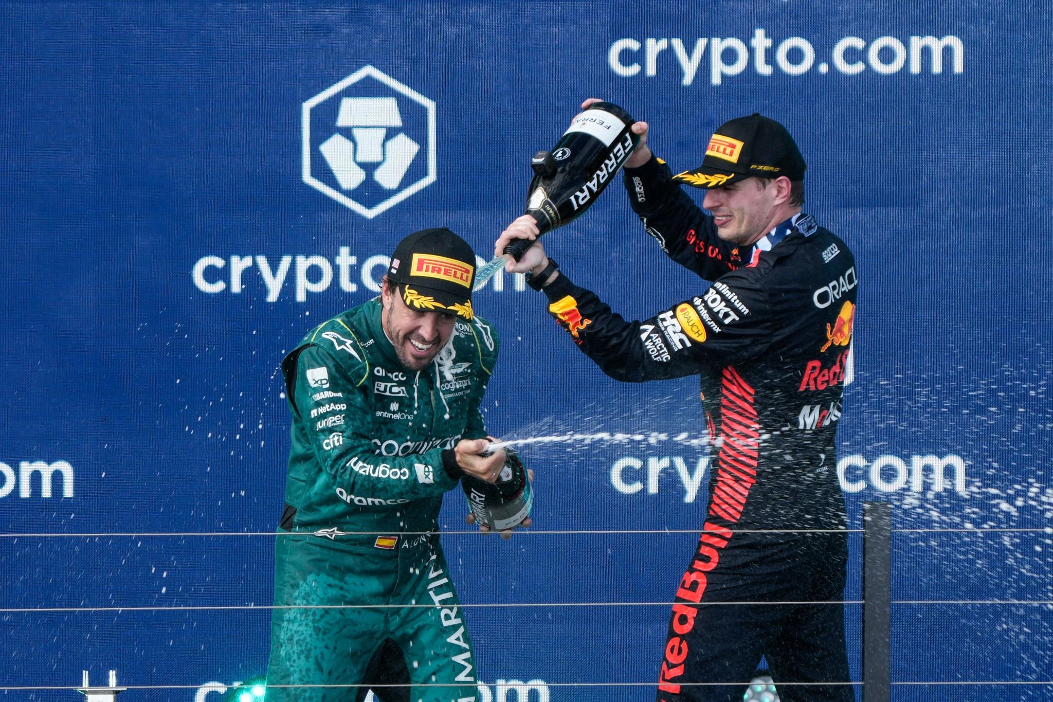 Red-Bull-Pilot Max Verstappen (r) feiert mit Fernando Alonso nach seinem Sieg. Alonso belegte den dritten Platz.  