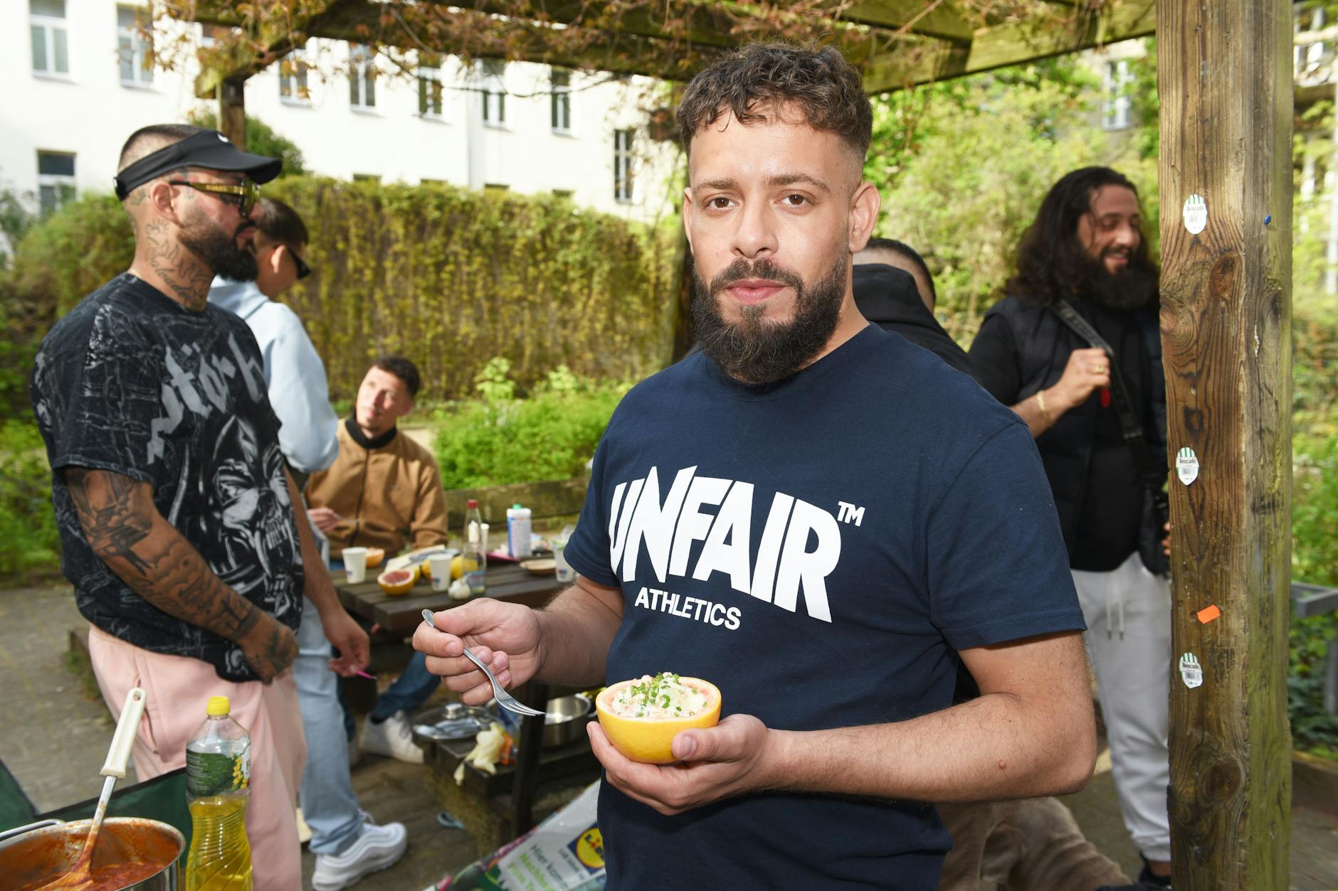 Erst wird gekocht, dann wird gerappt: Giuseppe Moi in seinem Hinterhof in Charlottenburg.