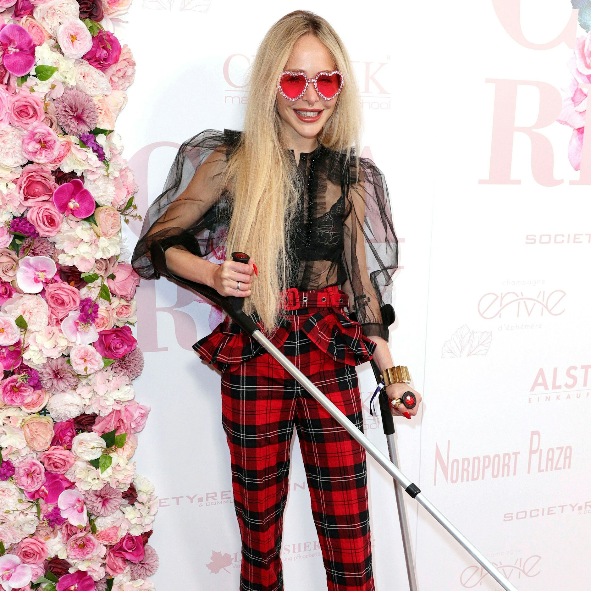 Theresia Fischer kam nach ihren OPs zu einem Event mit Krücken.