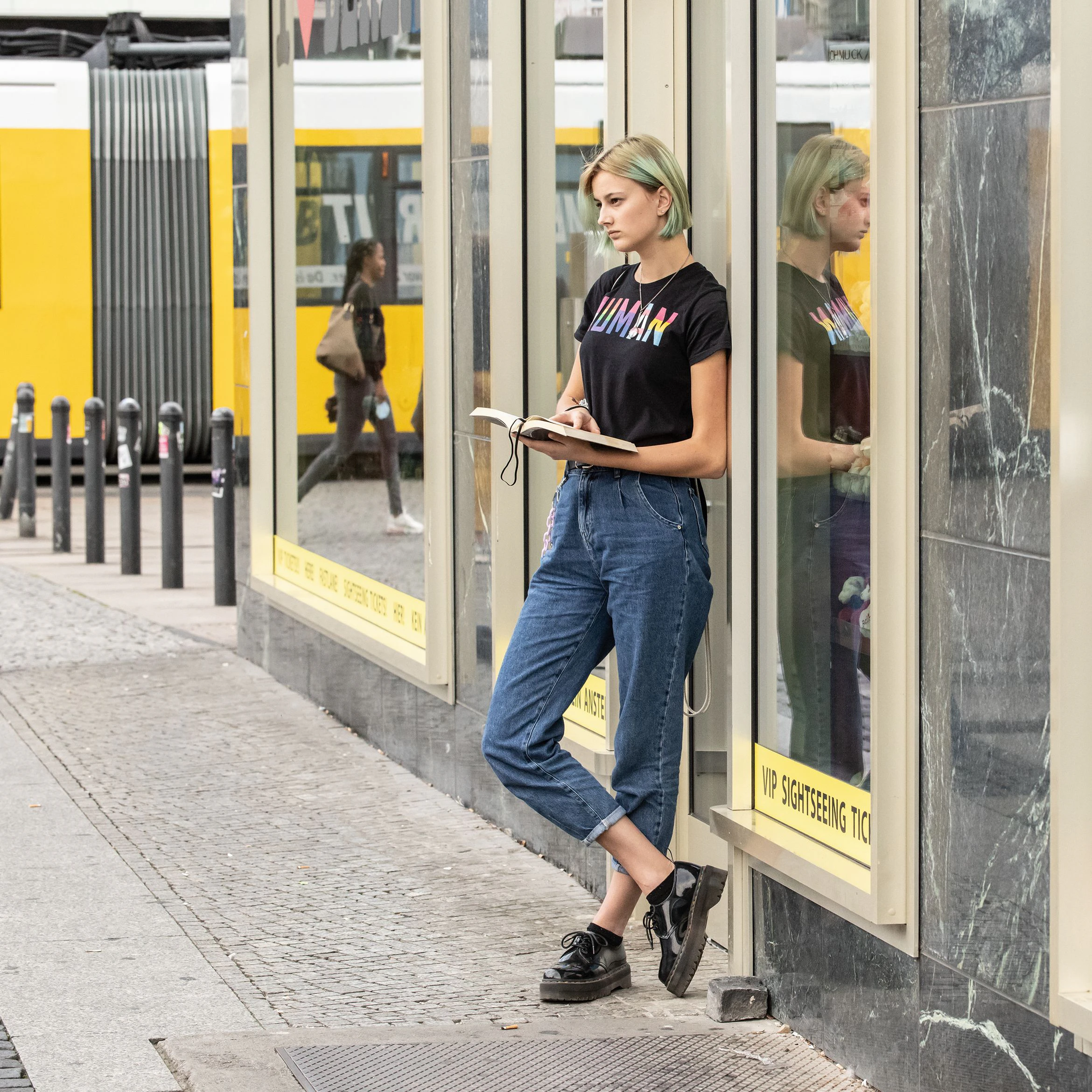 Das Foto mit dem Titel „Alexanderplatz 2020“ mit der coolen Blonden zeigt die Meisterschaft Thomas Billhardts im Formalen: die Farben, die Spiegelungen, die Linien, die dadurch erzeugte Bewegung geben der „Flachware“ mehrere Dimensionen. Menschen, auch wenn sie wie diese junge Frau ganz in sich ruhen, werden in Beziehung zu ihrer Umgebung, zu anderen Passanten gesetzt. Überhaupt die Spiegelungen: Der Fotograf liebt sie, siehe auch das Coverfoto.