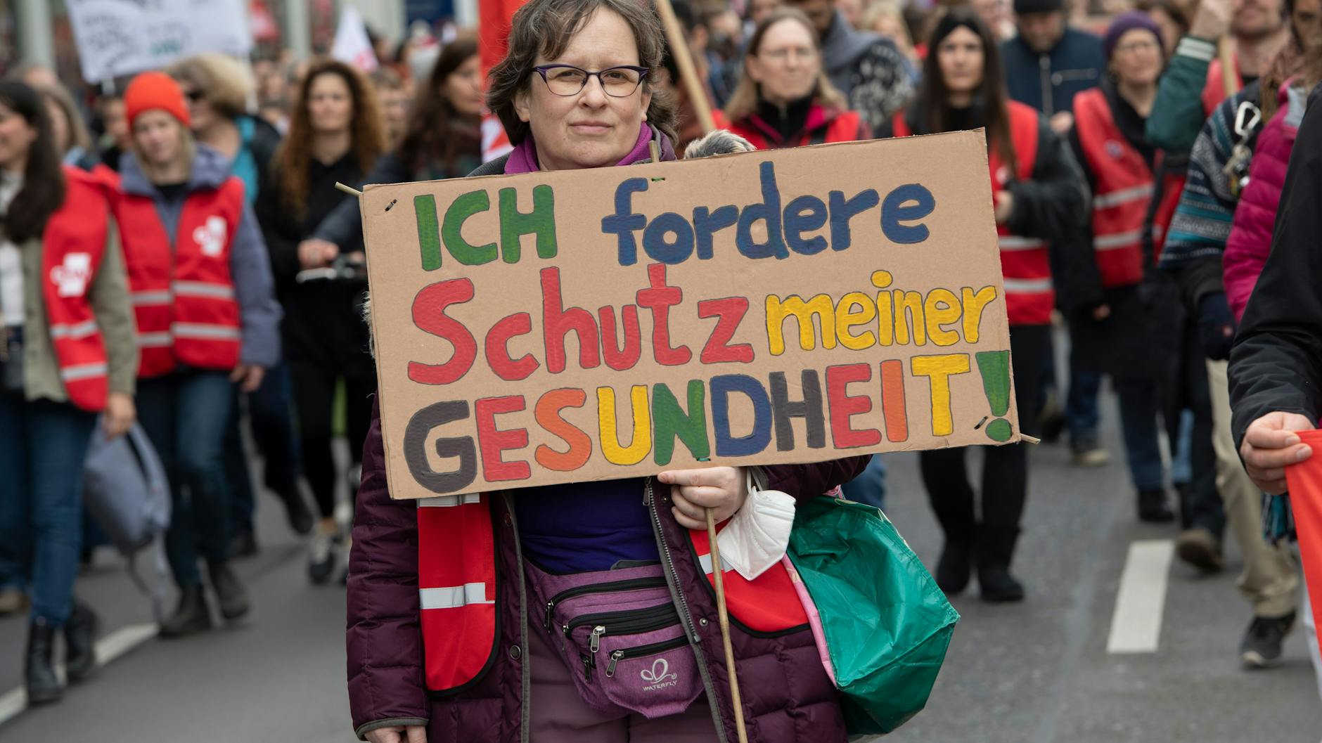 Immer wieder legen Berliner Lehrer ihre Arbeit nieder, fordern bessere Arbeitsbedingungen – wie hier im März während eines Protestzuges.