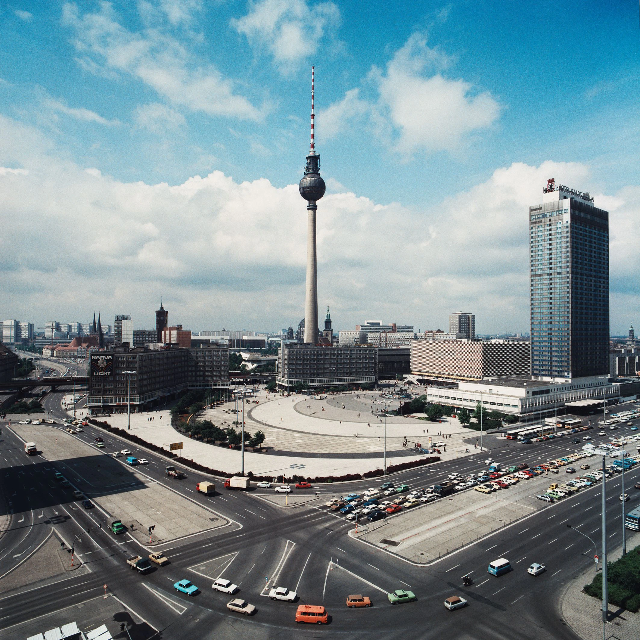 Viel Platz für Autos, der Platz selbst eine große steinerne Fläche: der Alexanderplatz 1987. Zwei Jahre später, am 4. November 1989,  war dort genug Raum für Hunderttausende Demonstranten.