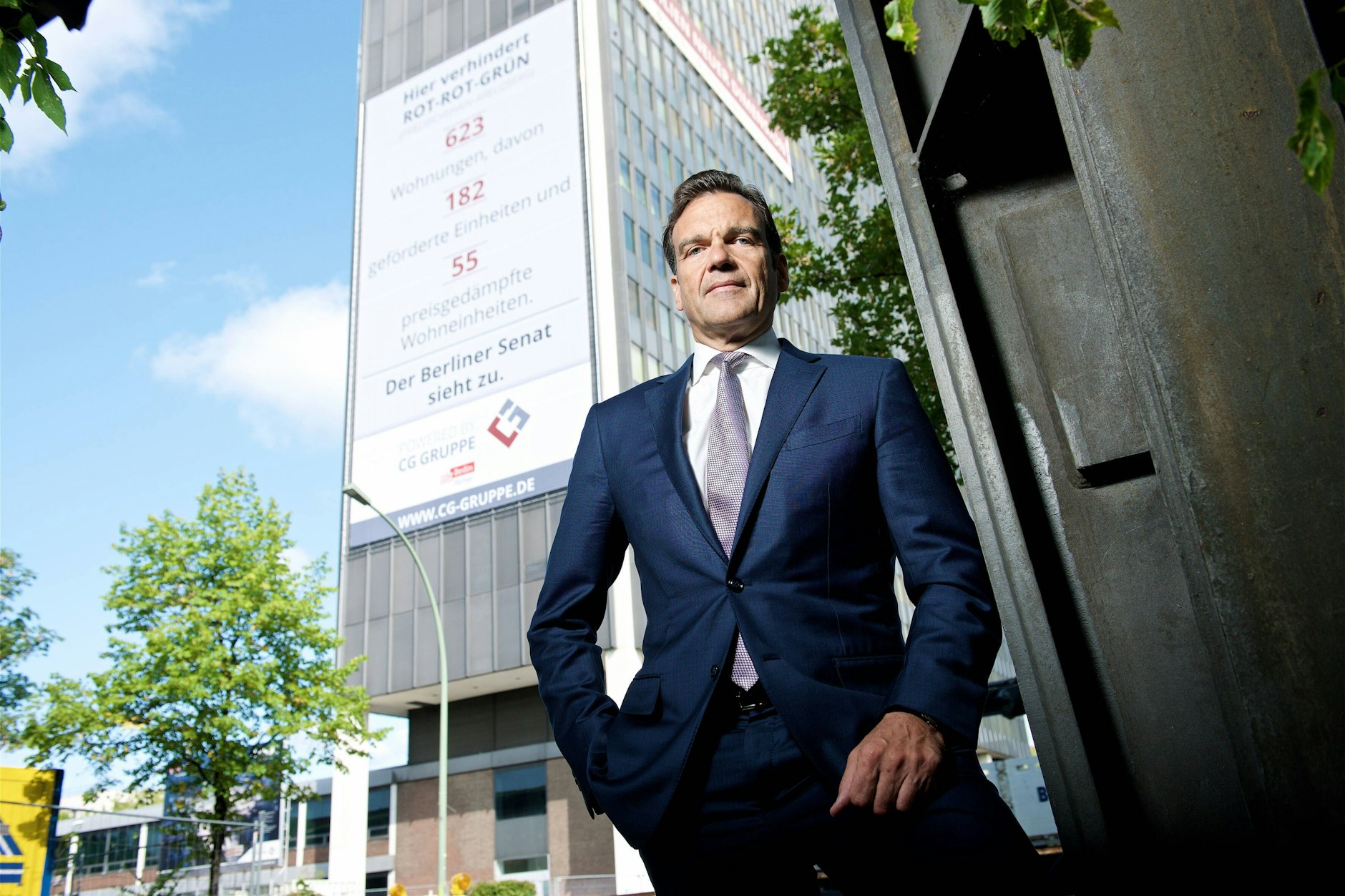 Christoph Gröner am ehemaligen Postscheckamt an der Möckernbrücke in Berlin-Kreuzberg. Auch dort wollte er ein ausrangiertes Bürohochhaus zu Eigentumswohnungen umbauen. Als sich der Bezirk querstellte, machte Gröner 2018 Politik auf seine Art.&nbsp;&nbsp;