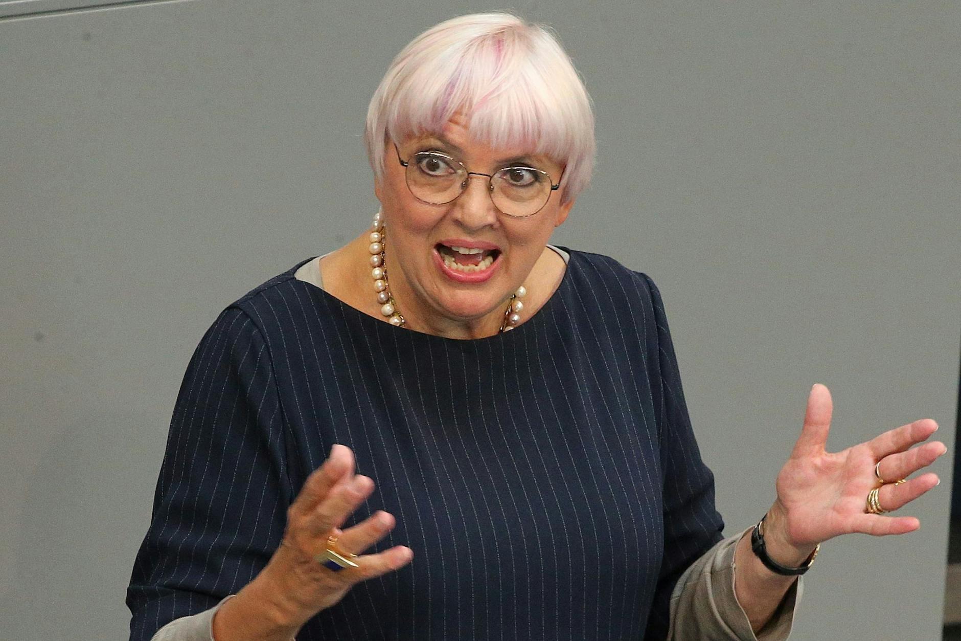 „Eine starke und bunte Demokratie“: Kulturstaatsministerin Claudia Roth während ihres Grußwortes beim „Jewrovision“-Wettbewerb in Frankfurt am Main