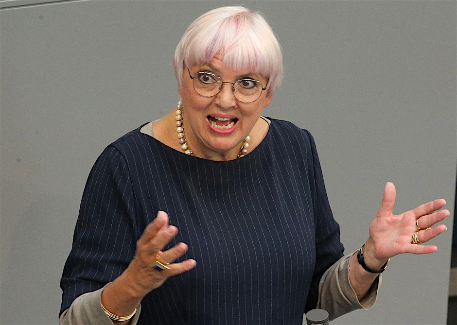 „Eine starke und bunte Demokratie“: Kulturstaatsministerin Claudia Roth während ihres Grußwortes beim „Jewrovision“-Wettbewerb in Frankfurt am Main