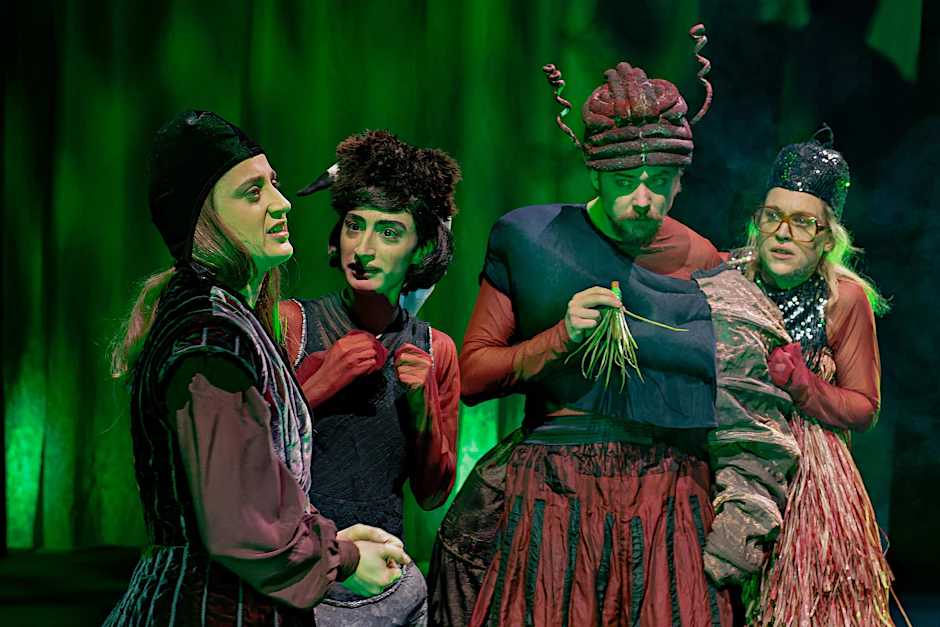 Schauspieler, die Lehrer spielen, die Elfen spielen. Szene aus dem Basler „Sommernachtstraum“, inszeniert von Antú Romero Nunes. Auf dem Bild: Gala Othero Winter, <a href="https://www.theater-basel.ch/de/ensemble-team/nairihadodo">Nairi Hadodo</a>, Sven Schelker und Anne Haug (v.l.)