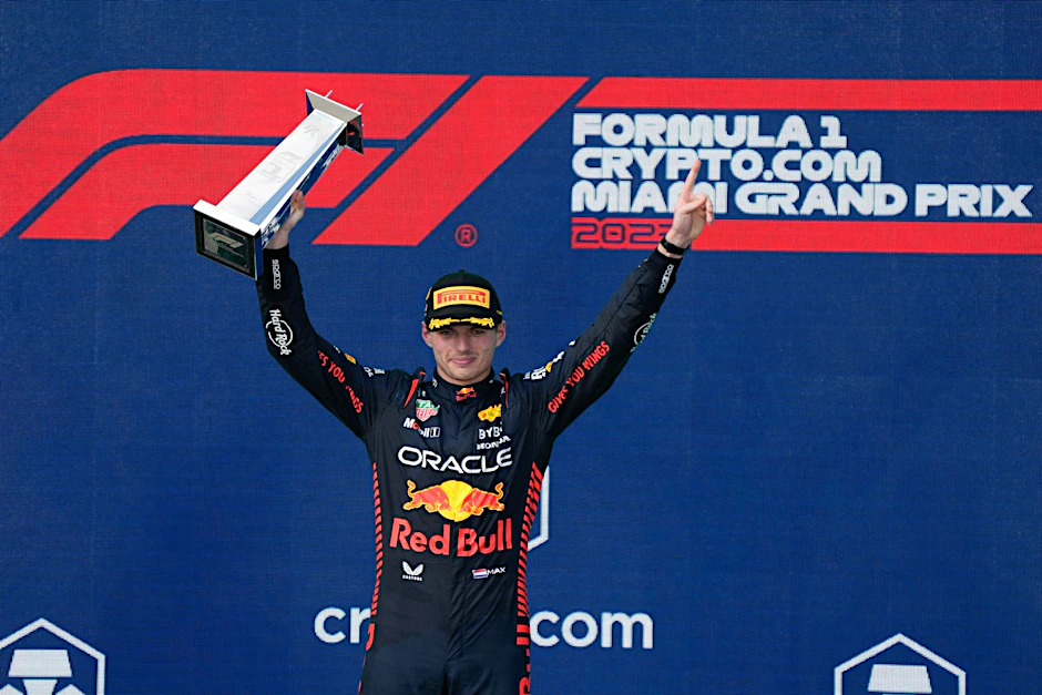 Max Verstappen von Red Bull reagiert auf dem Podium nach seinem Sieg.  