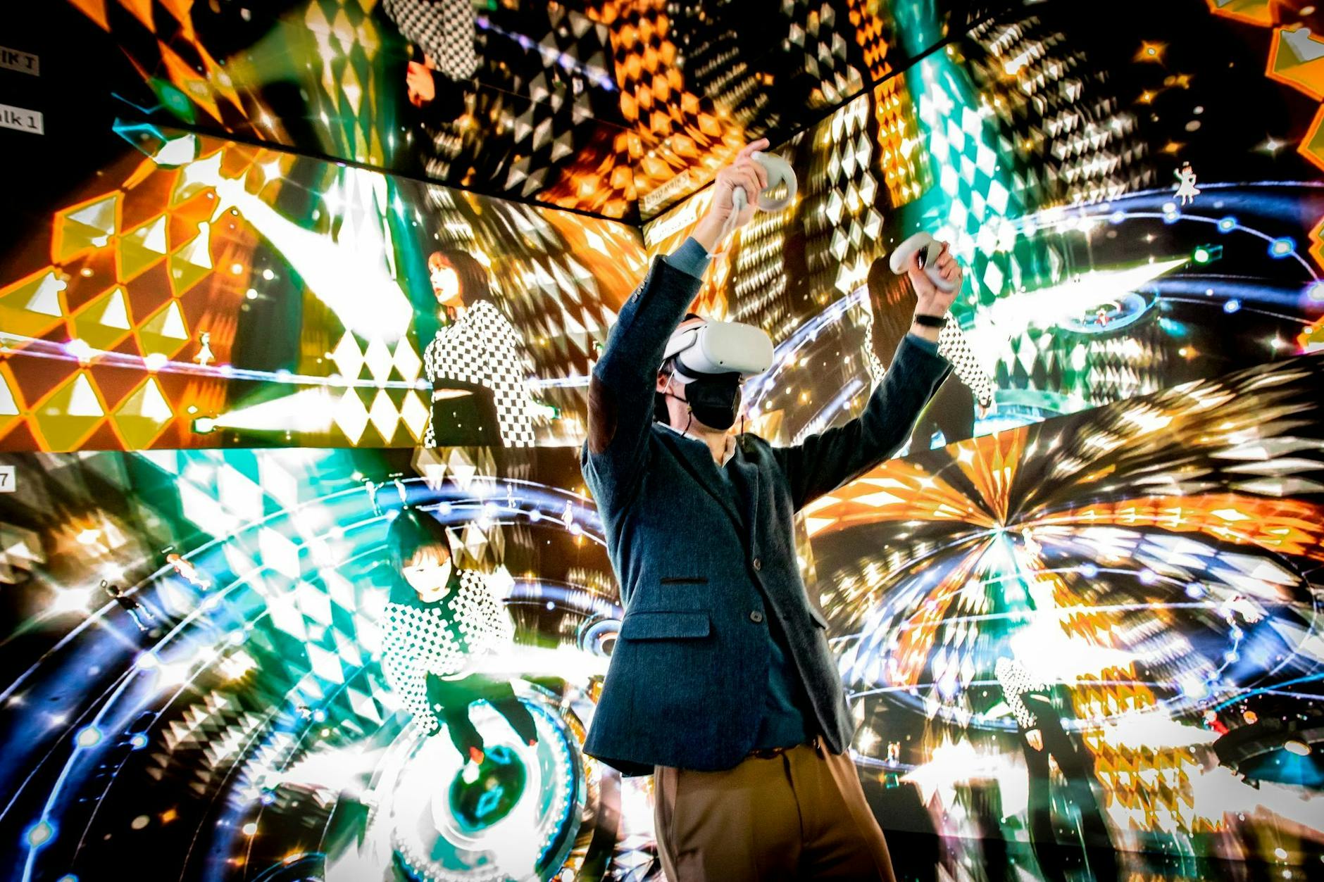 Ein Mann mit VR-Brille bewegt sich bei einer Messe im Metaverse, einer virtuellen Welt.