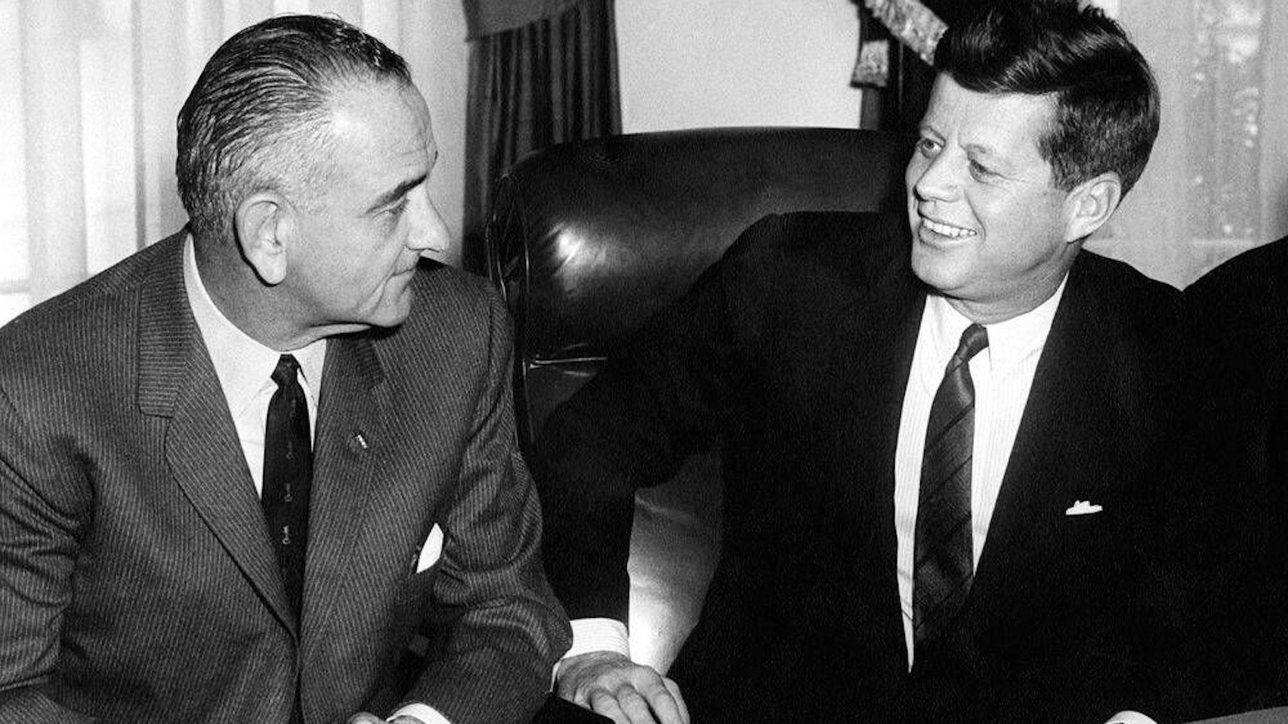 Lyndon B. Johnson und John F. Kennedy. Nachdem Kennedy erschossen wurde, übernahm Vize Johnson dessen Amt.