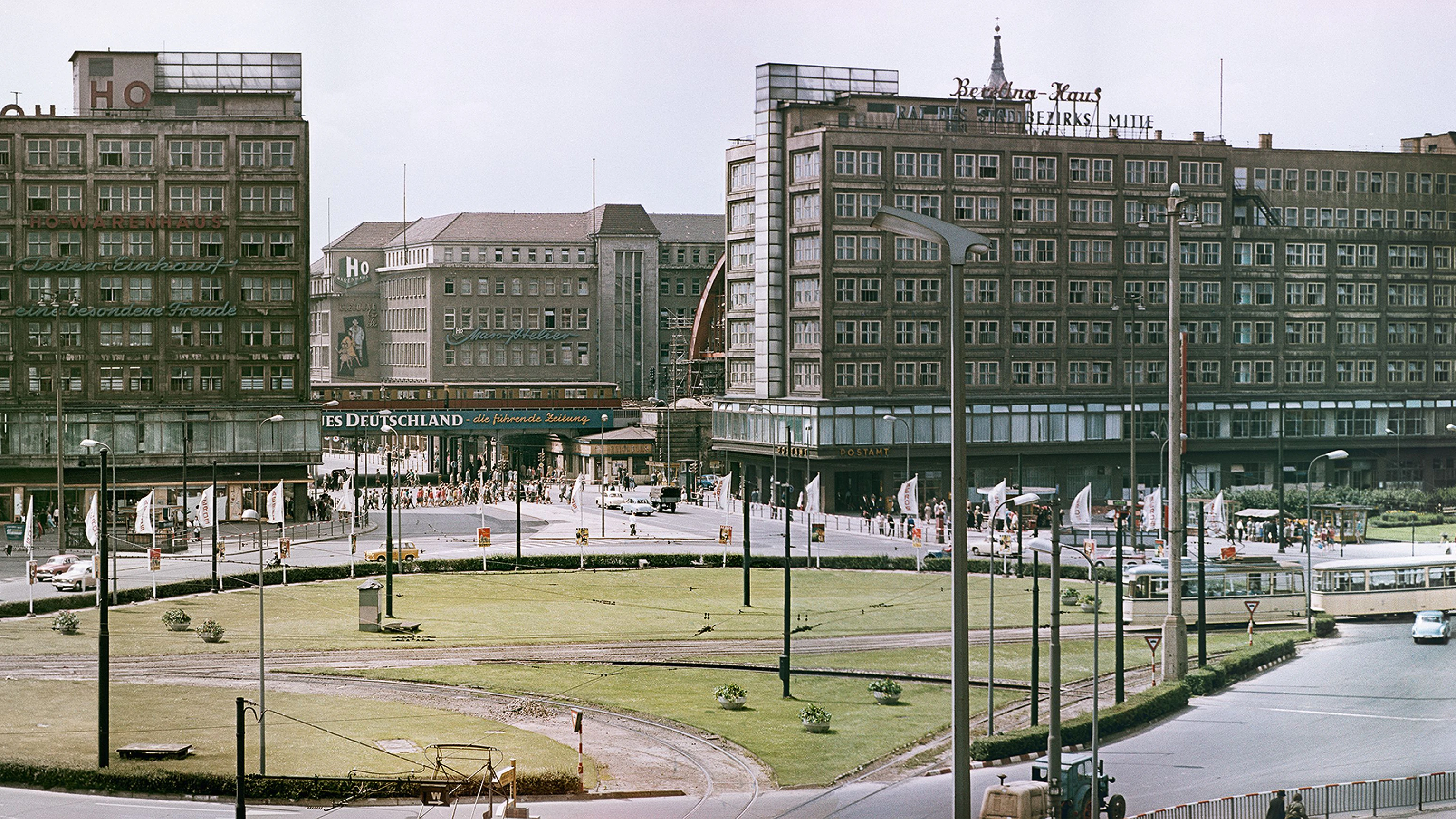 Alexanderplatz-Panorama mit dem Alexanderhaus und dem Berolinahaus im Jahr 1960