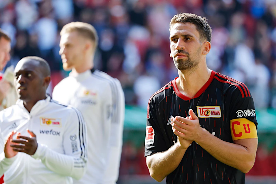 Rani Khedira applaudiert nach einem Spiel.  