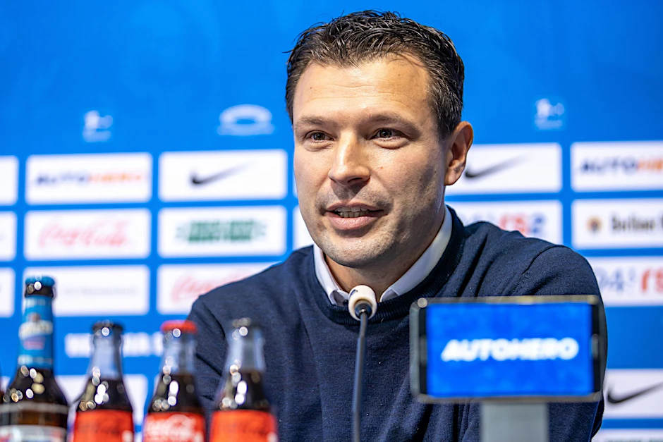 ARCHIV - enjamin Weber spricht bei einer Pressekonferenz zur Ernennung des neuen Trainers.  