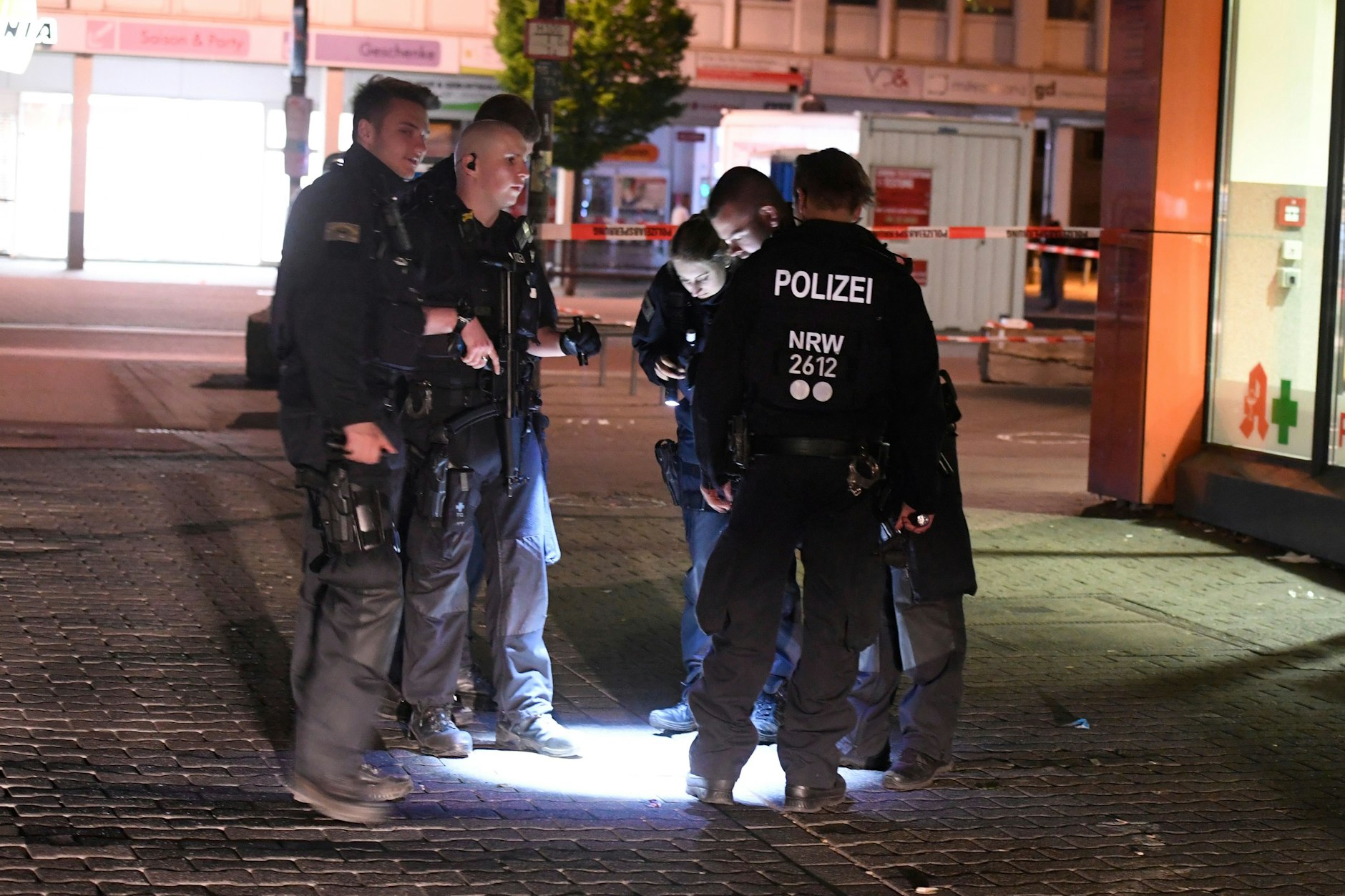 Polizisten im Einsatz nach einer Schießerei in Duisburg.